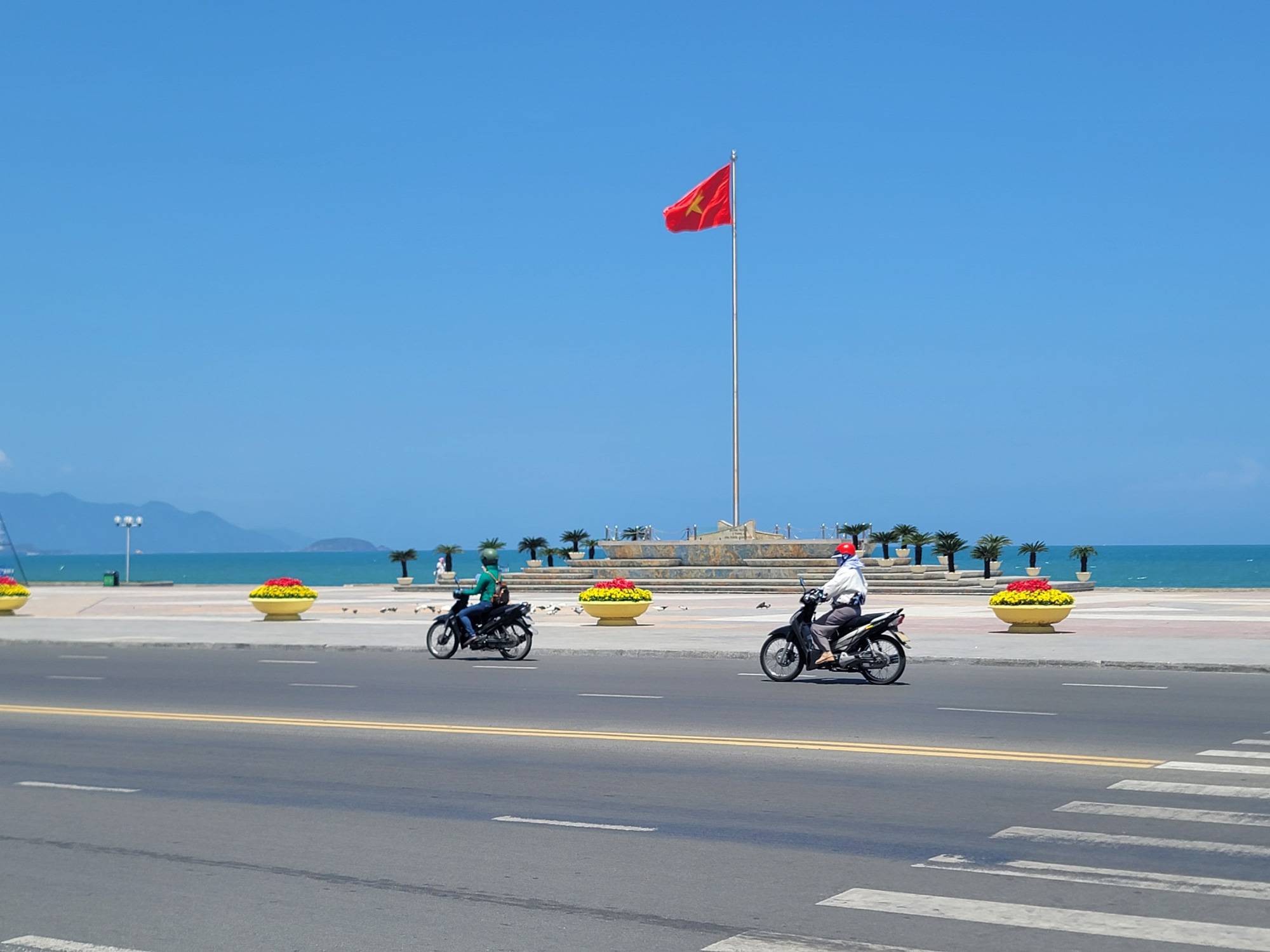 O jazz ressoará todos os anos na cidade costeira de Nha Trang - Foto 2. Quảng trường 2 Tháng 4 là địa điểm thường được chọn làm nơi tổ chức các sự kiện lớn tại Nha Trang - Ảnh: TRẦN HƯỚNG