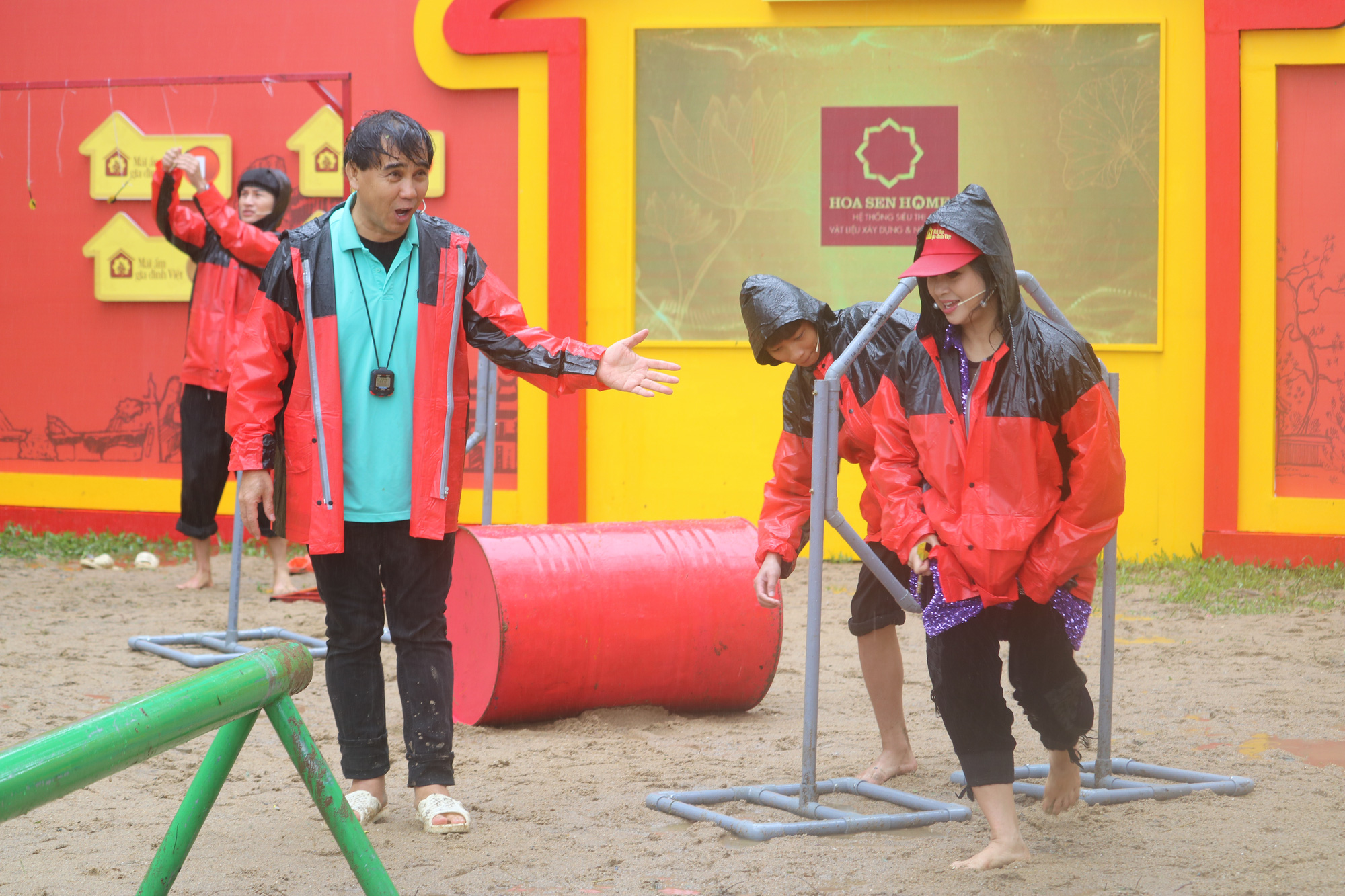 Thanh Lam menanggalkan sandalnya dan berkaki ayam dengan harapan dapat menyelesaikan cabaran dengan lebih cepat - Foto: BTC Thanh Lam bỏ dép, đi chân trần để mong thực hiện thử thách nhanh hơn