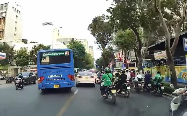 Tài xế xe buýt 'chạy ẩu' ở quận 3 bị phạt 2 lỗi- Ảnh 3. Xác minh video xe buýt vượt ẩu tại ngã tư ở trung tâm TP.HCM