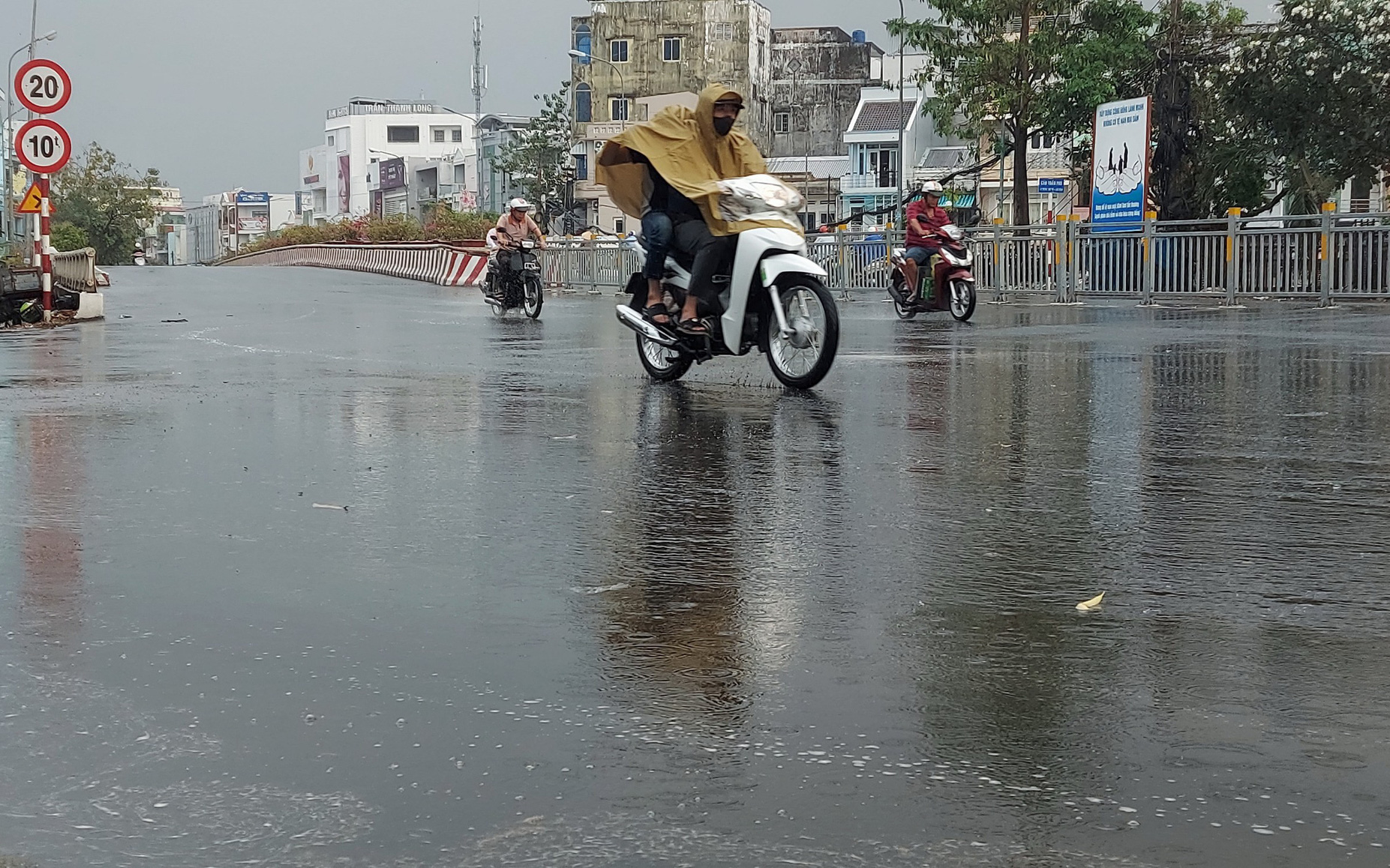 Thời tiết hôm nay 24-3: Nắng nóng nhiều nơi cả nước- Ảnh 2. Kiên Giang đón cơn mưa trái mùa giải nhiệt nắng nóng