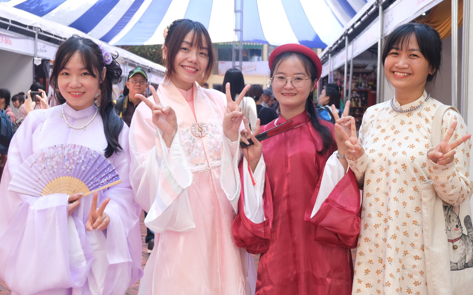 Lan tỏa làm việc tốt trong Ngày Đoàn viên mừng sinh nhật Đoàn- Ảnh 6. Người trẻ khoe cổ phục nhân 280 năm ngày Võ vương Nguyễn Phúc Khoát định chế áo dài