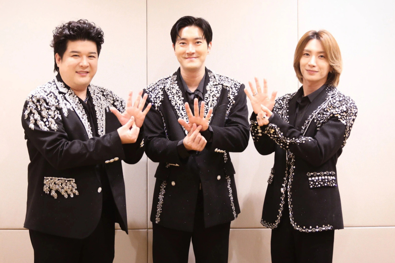 សមាជិកបីនាក់នៃក្រុម Super Junior L.S.S ពីឆ្វេងទៅស្តាំ៖ Shindong, Siwon, Leeteuk - រូបភាព៖ PHUONG QUYEN Ba thành viên của Super Junior L.S.S từ trái sang: Shindong, Siwon, Leeteuk - Ảnh: PHƯƠNG QUYÊN