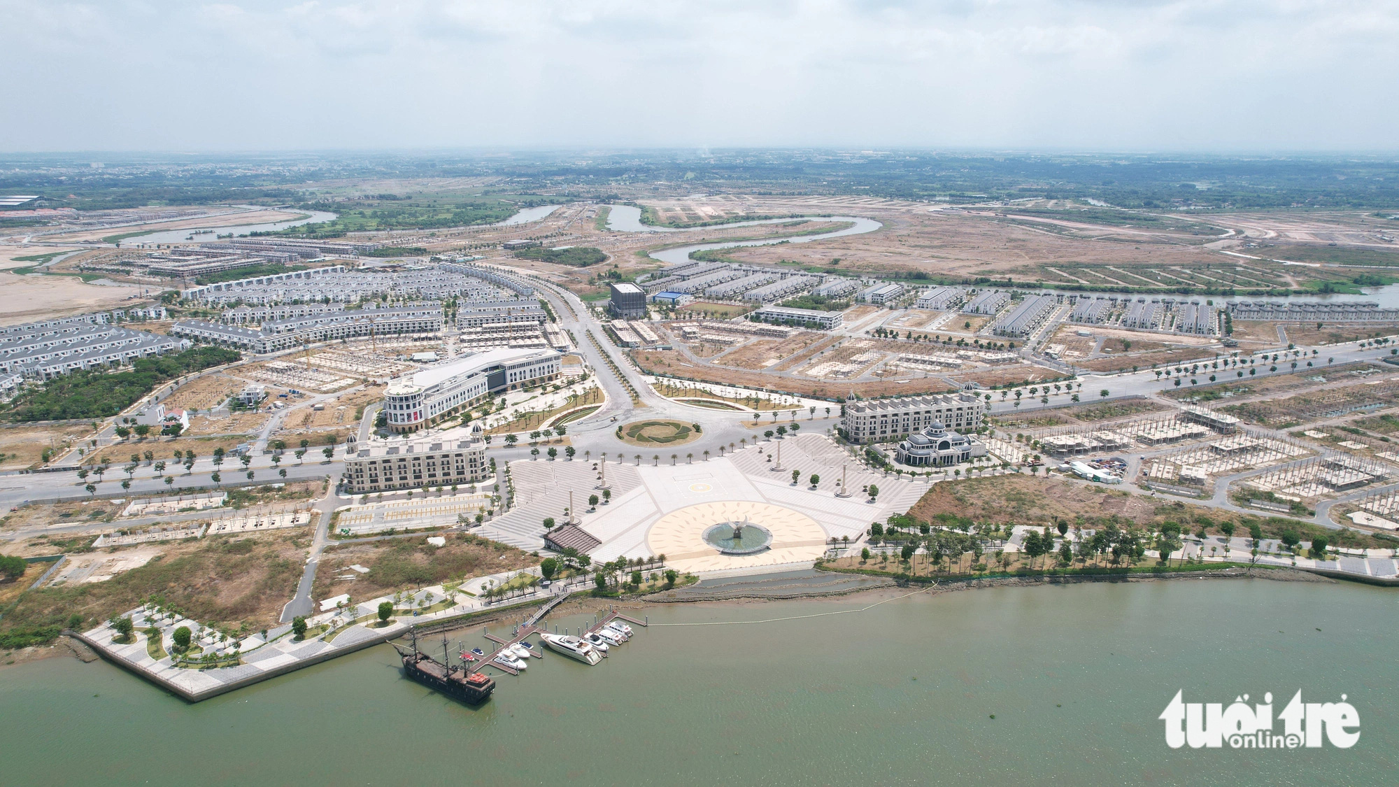 Bên kia sông Đồng Nai, dự án Aqua City đã được xây dựng các năm qua, hiện gặp vướng về phê duyệt điều chỉnh quy hoạch - Ảnh: NGỌC HIỂN
