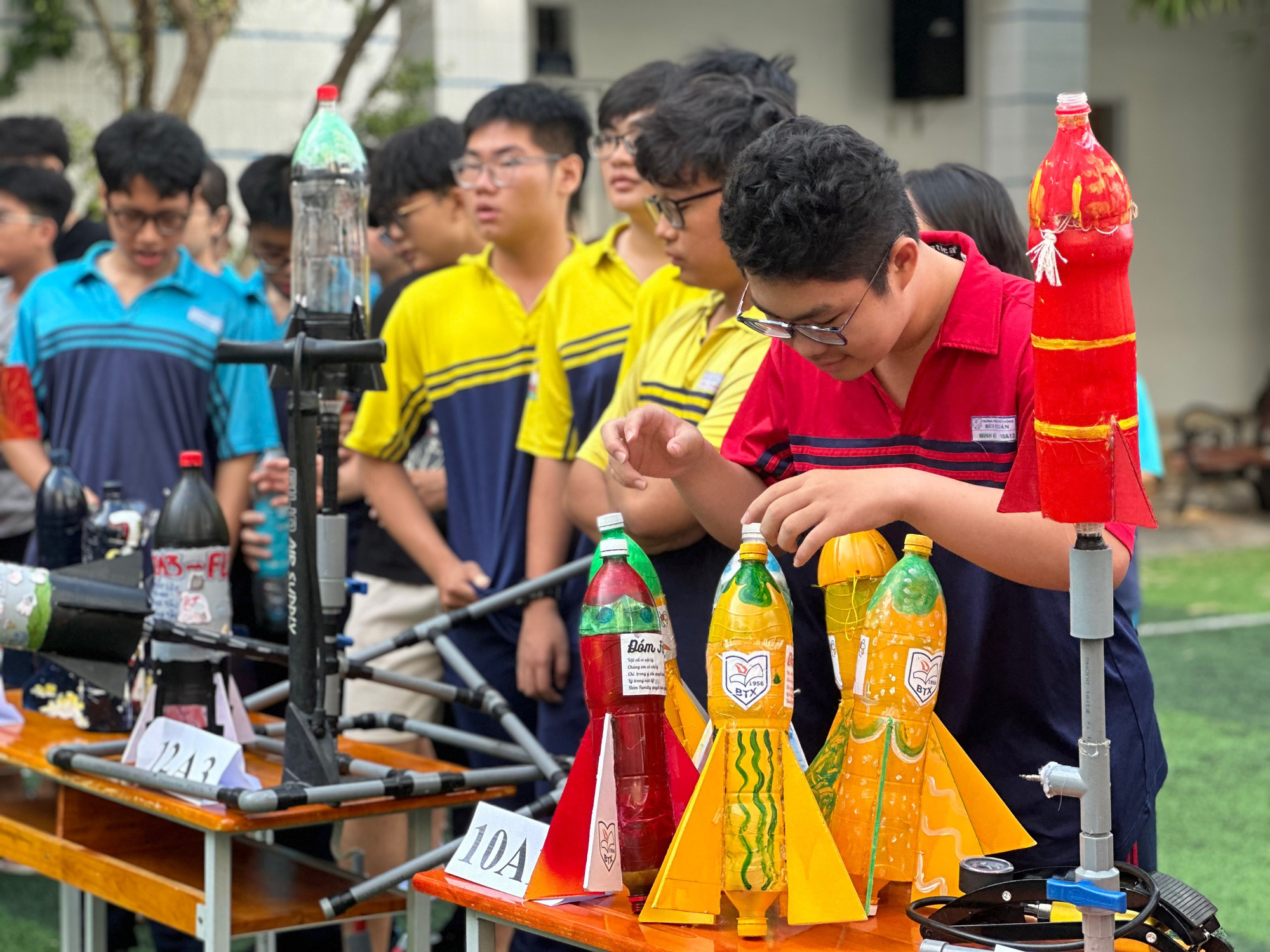 Sôi động cuộc thi chế tạo tên lửa nước của teen THPT Bùi Thị Xuân- Ảnh 5.