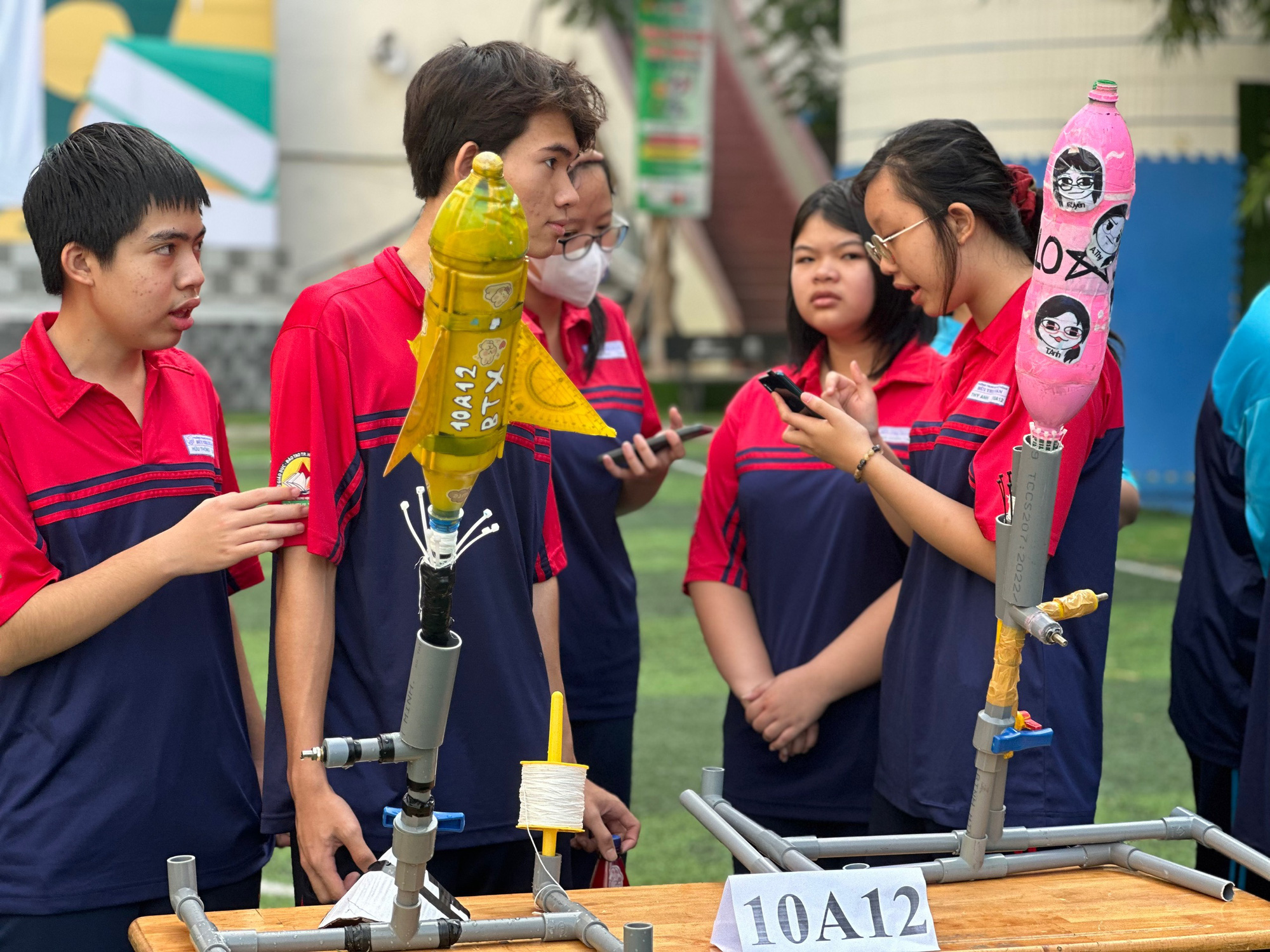 Sôi động cuộc thi chế tạo tên lửa nước của teen THPT Bùi Thị Xuân- Ảnh 7.