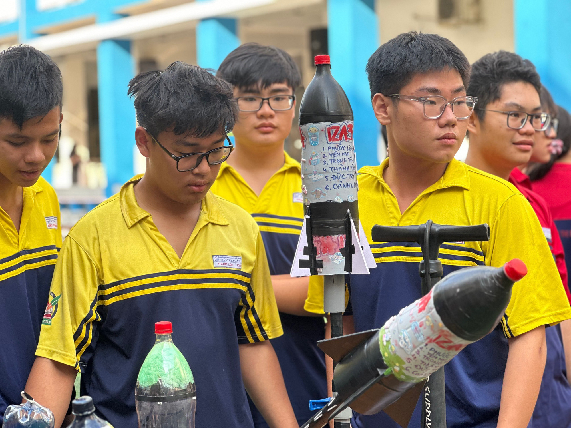Sôi động cuộc thi chế tạo tên lửa nước của teen THPT Bùi Thị Xuân- Ảnh 6.