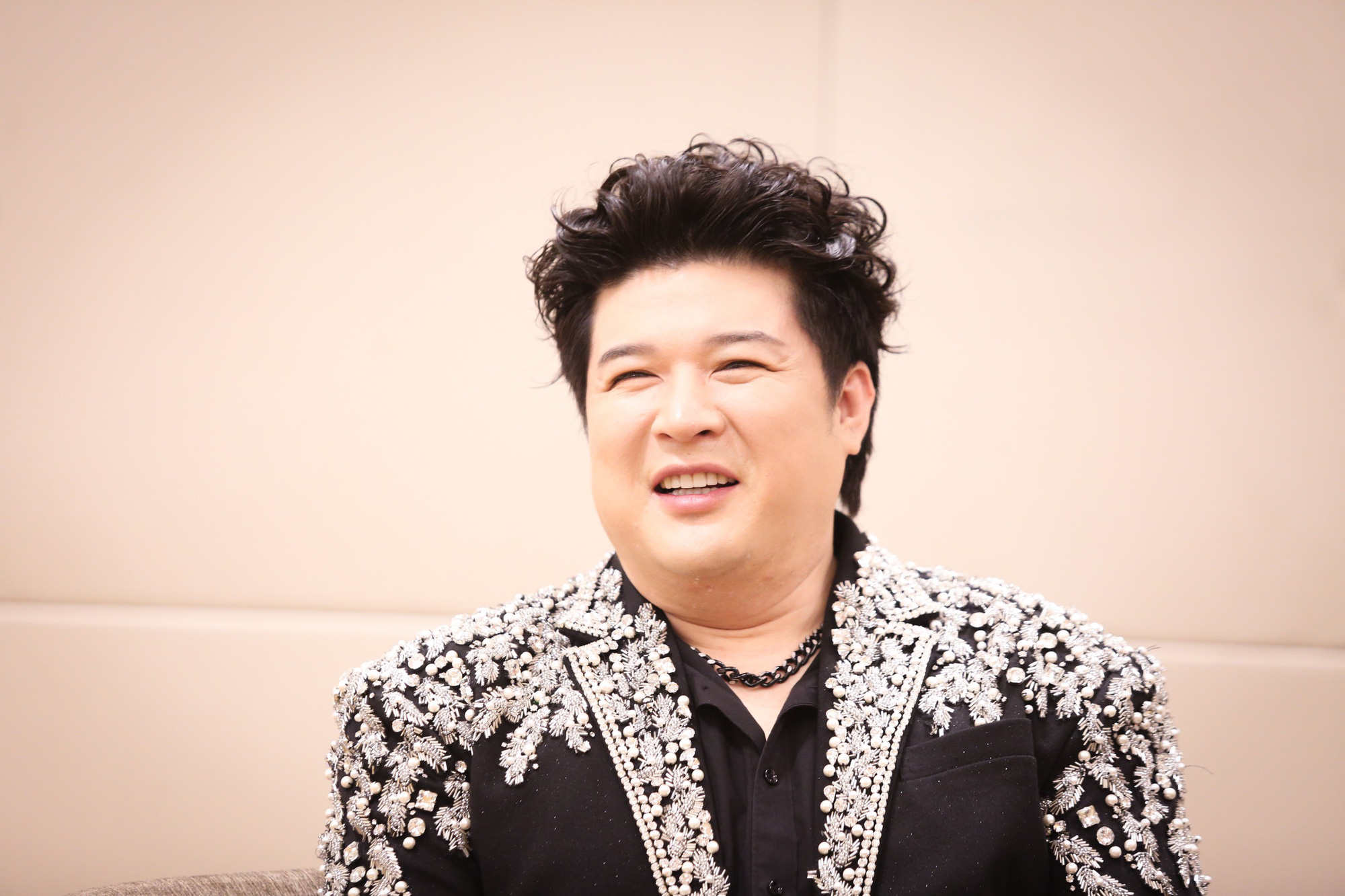 សមាជិក Shindong ល្បីថាជាសមាជិកដែលមានមន្តស្នេហ៍ និងកំប្លែងក្នុងក្រុម Super Junior - រូបភាព៖ PHUONG QUYEN Thành viên Shindong nổi tiếng là một thành viên duyên dáng, vui tính của Super Junior - Ảnh: PHƯƠNG QUYÊN