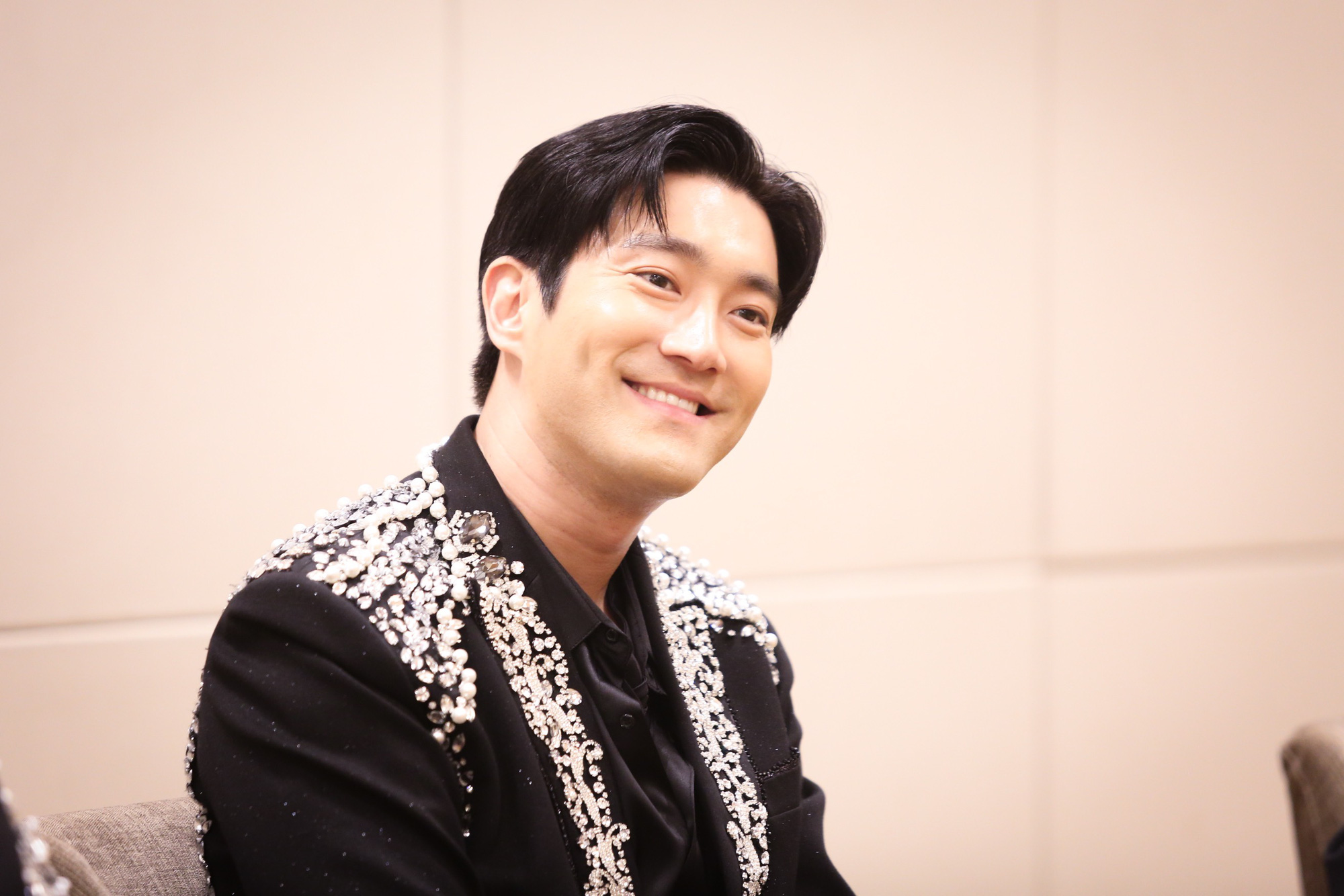 Siwon ចែករំលែកថា ក្រុមតែងតែផ្តល់អាទិភាពដល់សុខភាពអ្នកគាំទ្រ - Photo: PHUONG QUYEN Siwon chia sẻ rằng nhóm luôn ưu tiên sức khỏe của người hâm mộ - Ảnh: PHƯƠNG QUYÊN