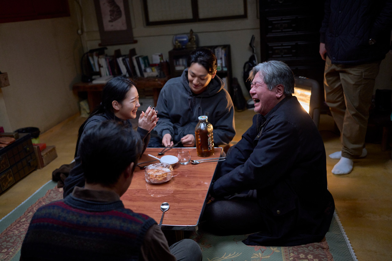 Filmin oyuncularının kamera arkası görüntüleri - Fotoğraf: Showbox Hậu trường vui vẻ của các diễn viên trong phim - Ảnh: Showbox