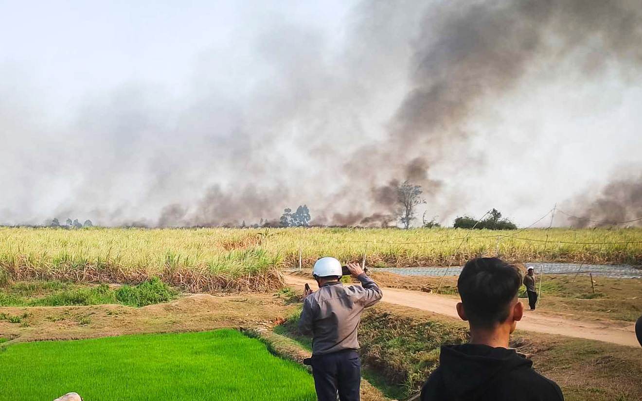 Cháy rụi trong đêm gần 20ha mía sắp thu hoạch- Ảnh 2. Gần 40ha mía sắp thu hoạch bị cháy rụi, khẩn trương giúp dân