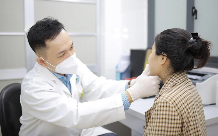 7 nguyên tắc vàng uống nước phòng ngừa bệnh lý mùa nắng nóng- Ảnh 2. Chăm da, chống nắng đều đặn sao vẫn nám da, đồi mồi?