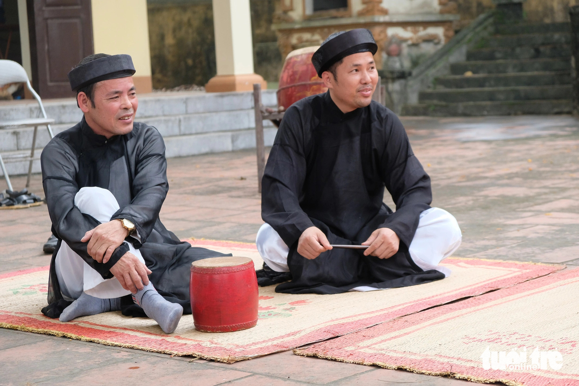Ông Nguyễn Văn Thuyết (bìa trái) làm bảo vệ, anh Nguyễn Văn Tuấn làm tái xế taxi nhưng khi có &quot;điều động&quot; từ phường xoan, liền về phường hát xoan - Ảnh: ĐẬU DUNG