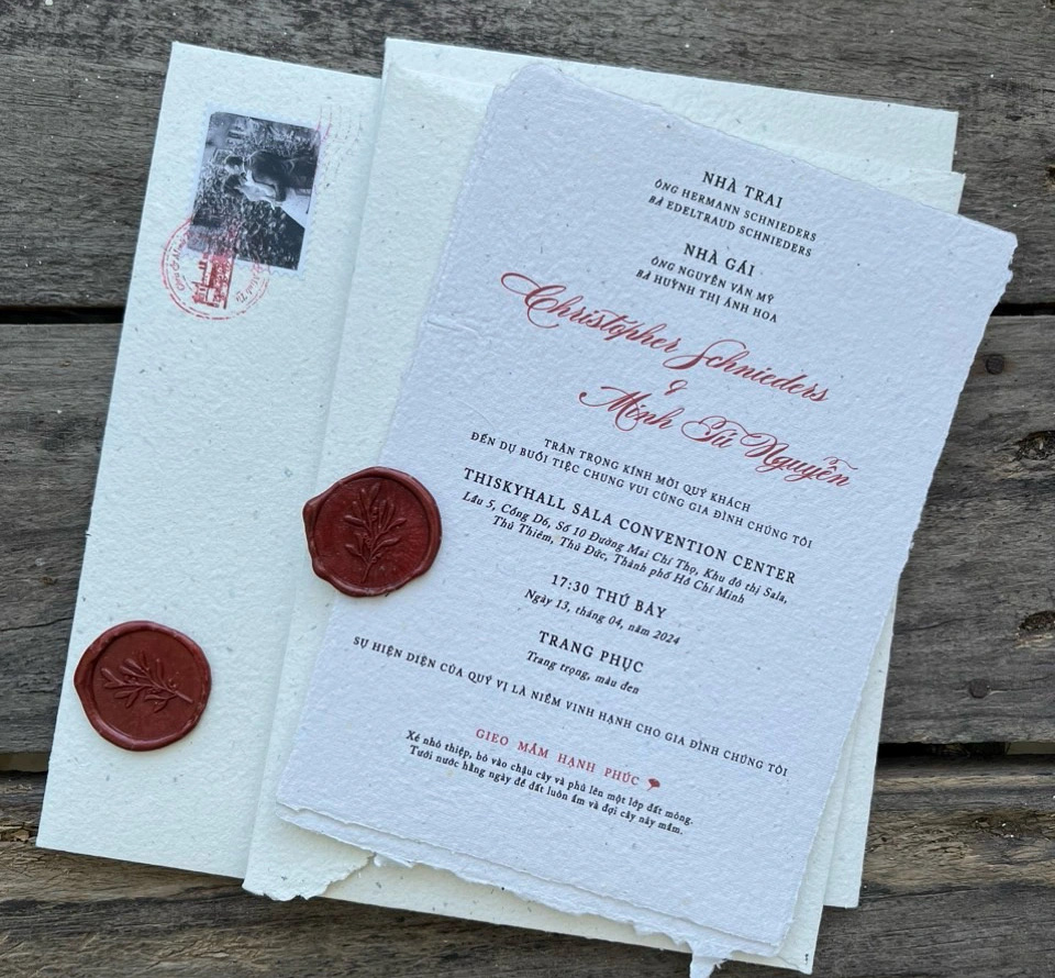 ພາບເຊີນງານແຕ່ງດອງທີ່ເປັນເອກະລັກສະເພາະຂອງ ມິນຕື - ພາບ: ເຟສບຸ໊ກ Cận cảnh tấm thiệp cưới độc đáo của Minh Tú - Ảnh: Facebook nhân vật