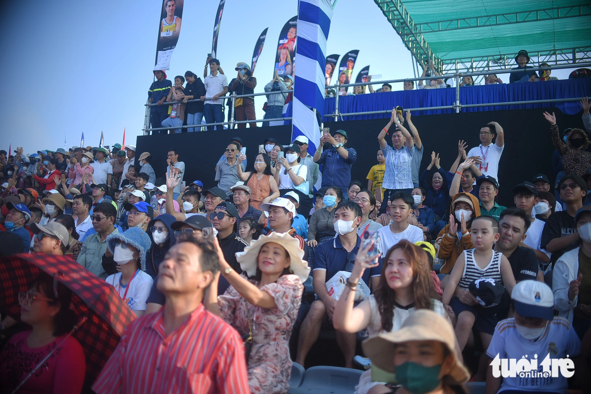 ទស្សនិកជន Quy Nhon អបអរសាទរការសម្តែងរបស់ Rashid Al-Mulla - រូបថត៖ LAM THIEN Khán giả Quy Nhơn tán thưởng phần thi của Rashid Al-Mulla - Ảnh: LÂM THIÊN