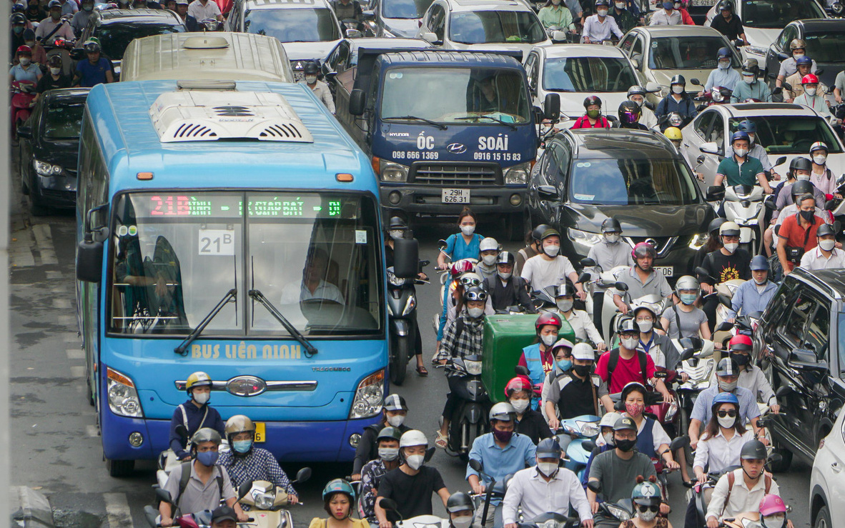 Tài xế xe buýt 'chạy ẩu' ở quận 3 bị phạt 2 lỗi- Ảnh 2. Hà Nội dừng 5 tuyến xe buýt từ ngày 1-4, khách đã mua vé dài hạn xử lý ra sao?