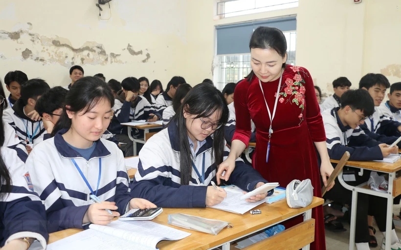 Trùng lịch đợt thi và khảo sát lớp 12 của Hà Nội: Học sinh lo lắng- Ảnh 2. Hà Nội khảo sát thi tốt nghiệp THPT 101.000 học sinh lớp 12