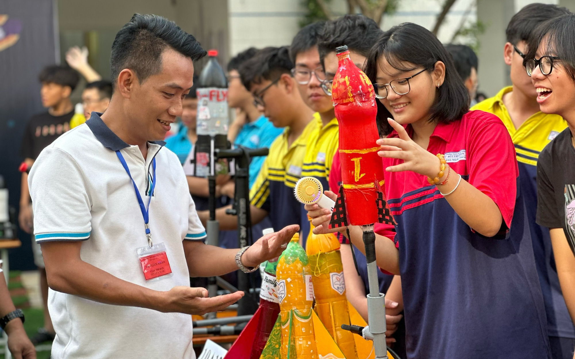 Sôi động cuộc thi chế tạo tên lửa nước của teen THPT Bùi Thị Xuân