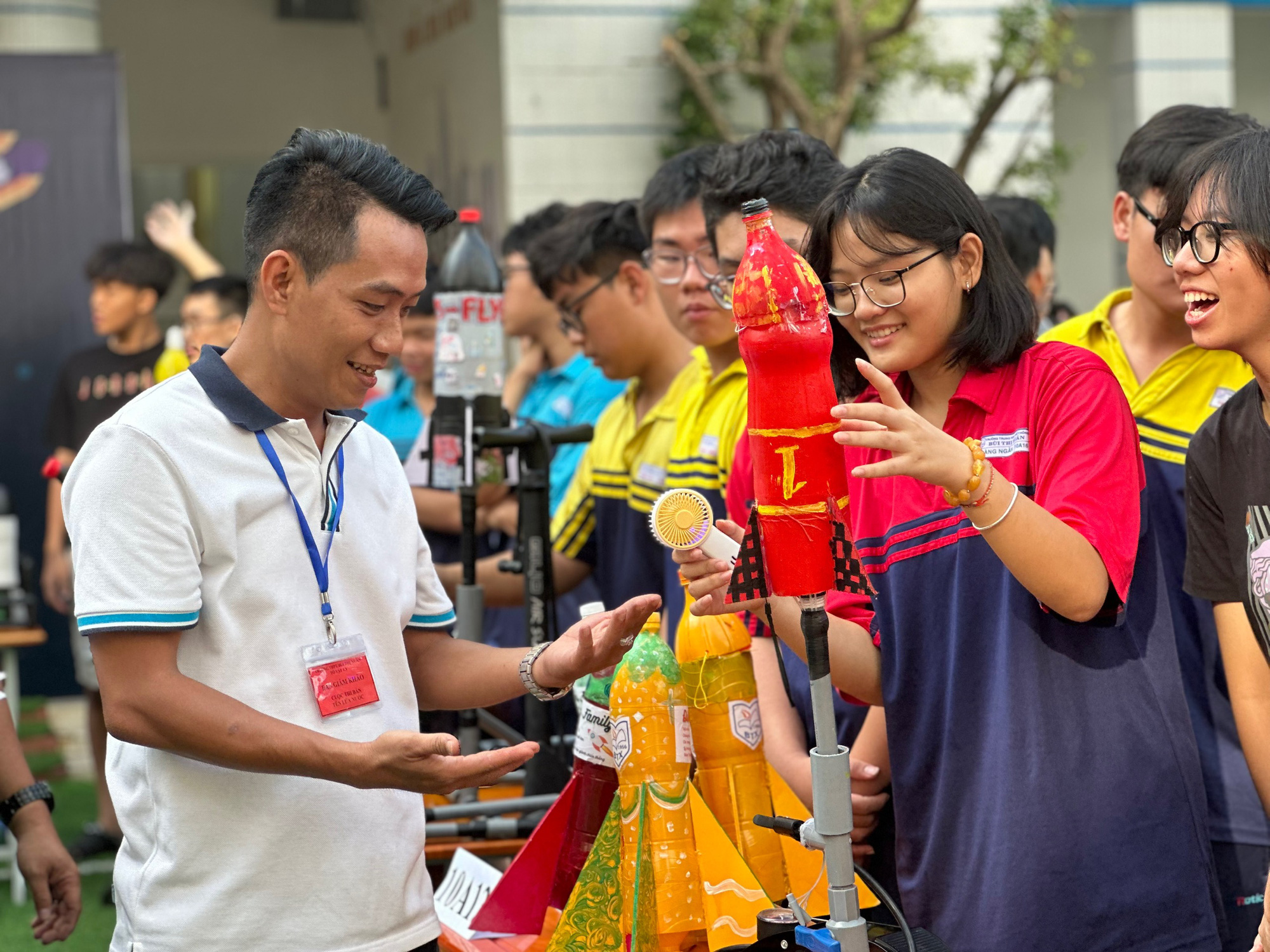 Sôi động cuộc thi chế tạo tên lửa nước của teen THPT Bùi Thị Xuân- Ảnh 9.