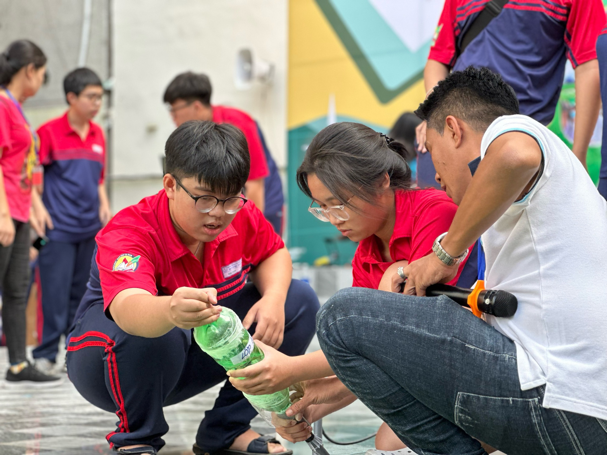Sôi động cuộc thi chế tạo tên lửa nước của teen THPT Bùi Thị Xuân- Ảnh 11.