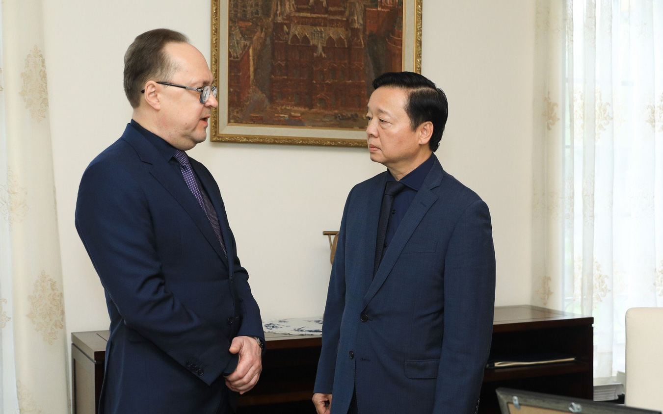 Đại sứ Nga nói về thông tin Tổng thống Putin thăm Việt Nam- Ảnh 3. Phó thủ tướng Trần Hồng Hà và người dân Việt Nam ghi sổ tang nạn nhân vụ khủng bố ở Nga