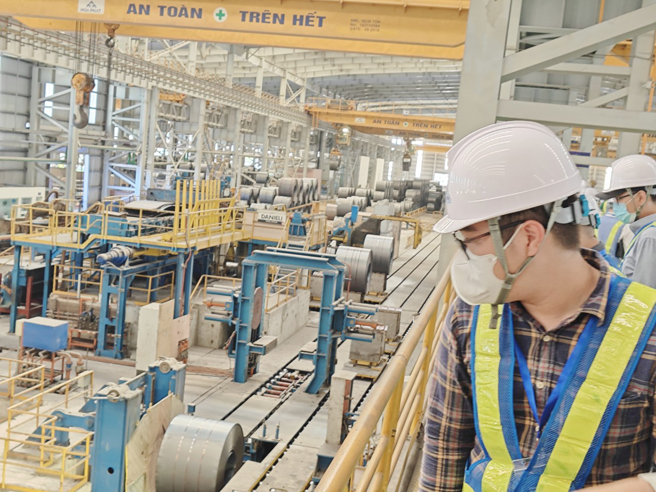 Nhà đầu tư tìm hiểu các quy trình sản xuất thép chất lượng cao của Hòa Phát - Ảnh: CÔNG TRUNG