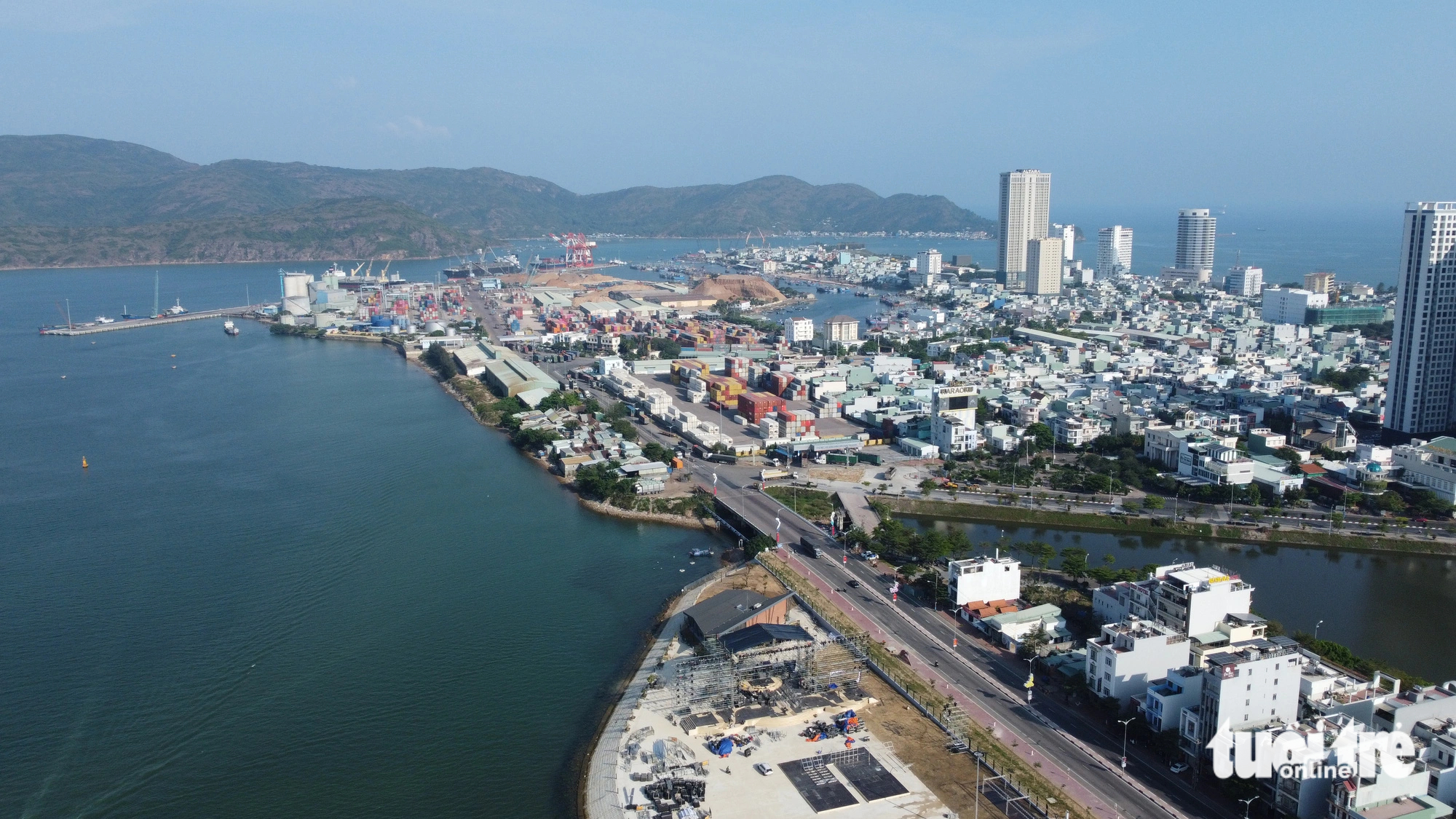 A entrada da lagoa Thi Nai pelo mar é muito pequena e fechada - Foto: LAM THIEN Cửa vào đầm Thị Nại từ biển rất nhỏ và kín - Ảnh: LÂM THIÊN