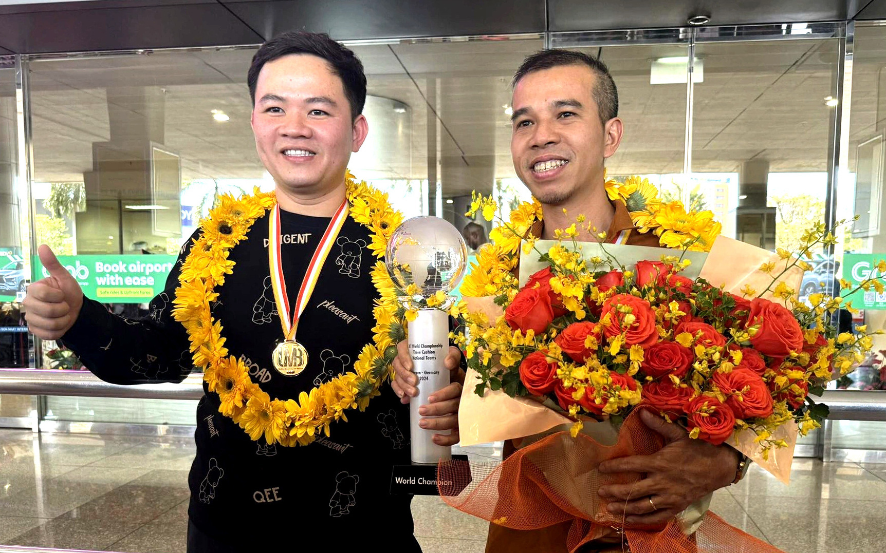 Cơ thủ Trần Quyết Chiến chỉ cách ngôi số 1 thế giới 10 điểm- Ảnh 3. Nhà vô địch thế giới Trần Quyết Chiến, Bao Phương Vinh được chào đón khi về nước