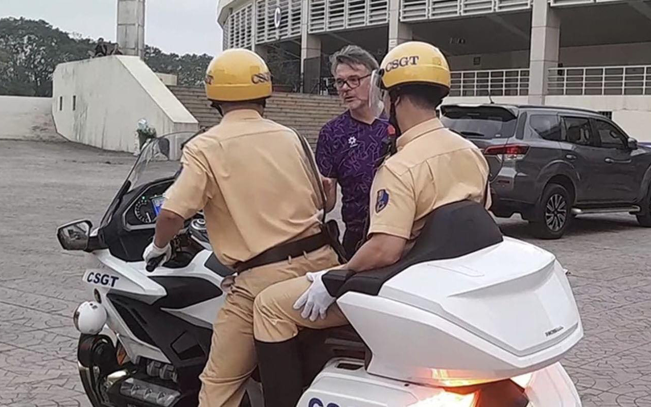 Công an điều tra vụ cổ động viên đánh nhau đổ máu- Ảnh 2. Ông Troussier tặng vé xem trận Việt Nam - Indonesia cho hai cảnh sát giao thông