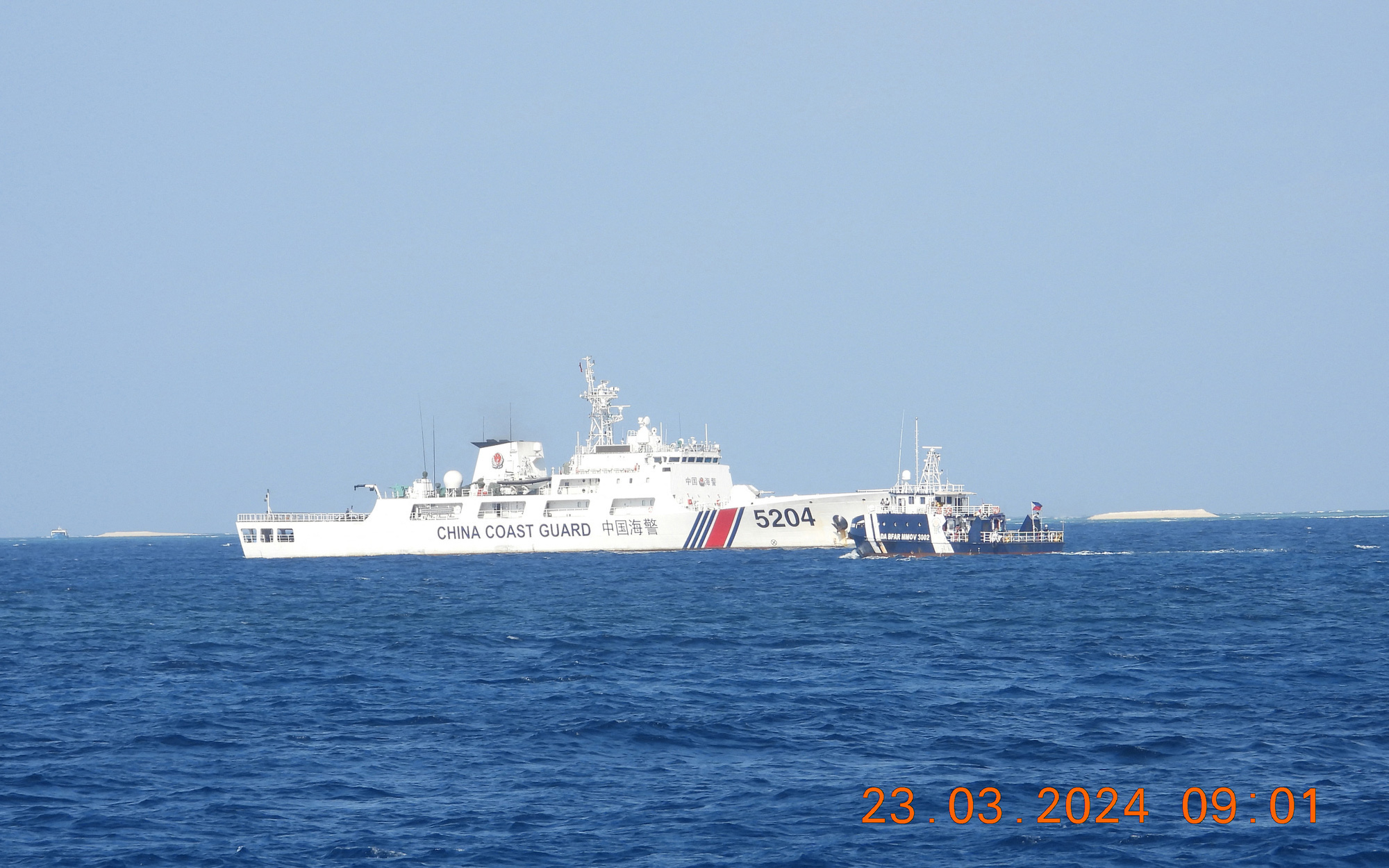 Phun vòi rồng tàu Philippines, Trung Quốc nói Manila 'đóng vai nạn nhân' ở Biển Đông- Ảnh 2. Toàn cảnh căng thẳng Trung Quốc - Philippines ở bãi Cỏ Mây