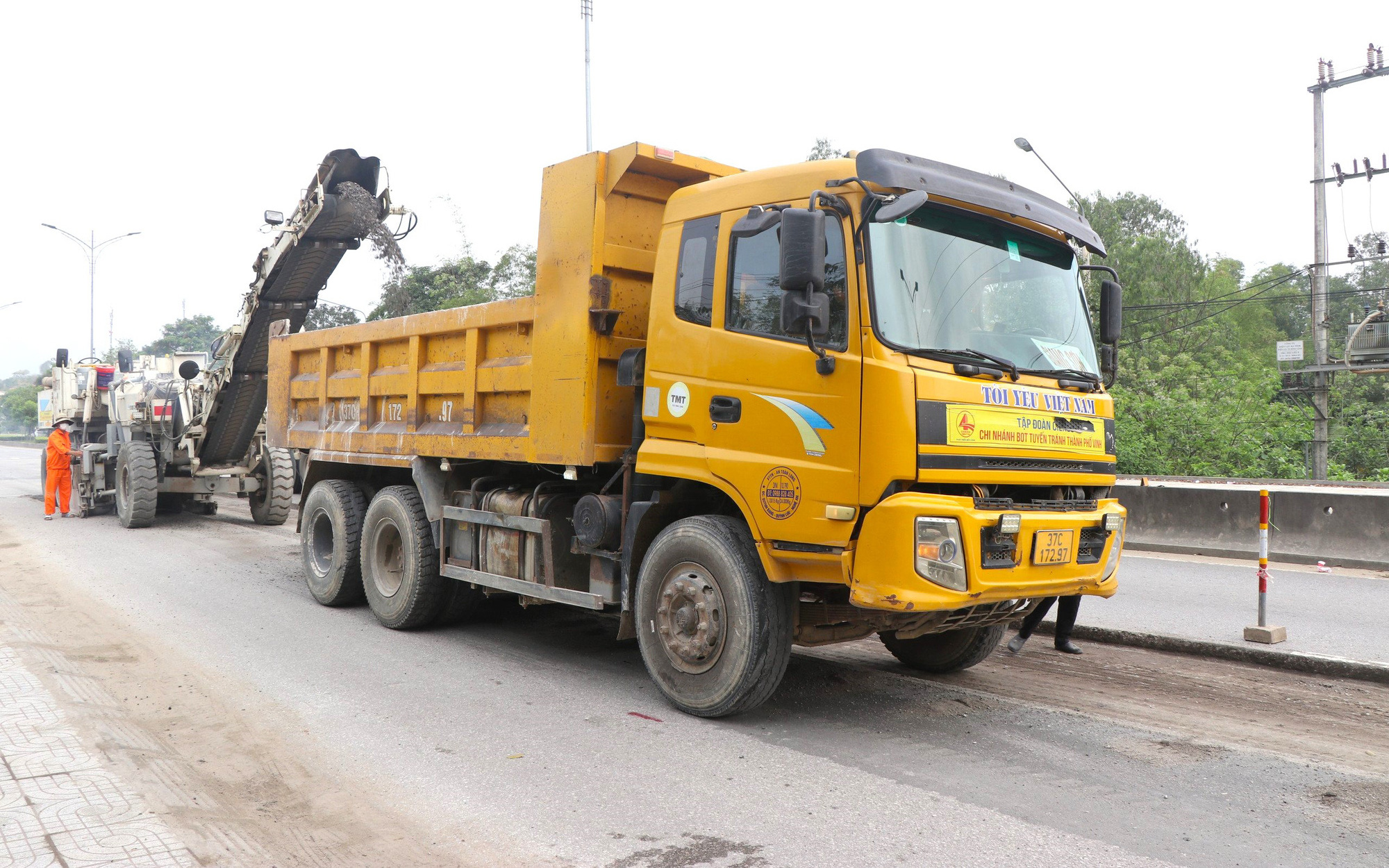 Hôm trước vá ổ gà khi mặt đường ướt sũng, hôm sau tan nát trở lại - Ảnh 9.