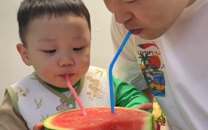 Vì sao đông y gọi dưa hấu là 'thiên nhiên bạch hổ thang'?- Ảnh 3. Bố dùng tuyệt chiêu ăn dưa hấu để dụ con trai uống thuốc