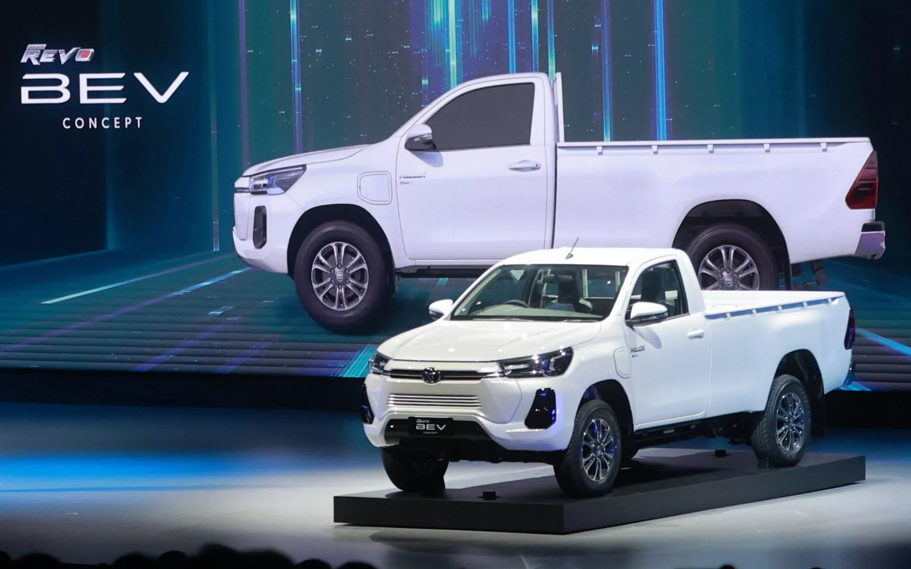 Toyota thử nghiệm xe bán tải Hilux chạy điện đầu tiên- Ảnh 3. Toyota Hilux thuần điện sẽ bán rộng rãi từ 2025, đi trước Ranger, Triton một bước