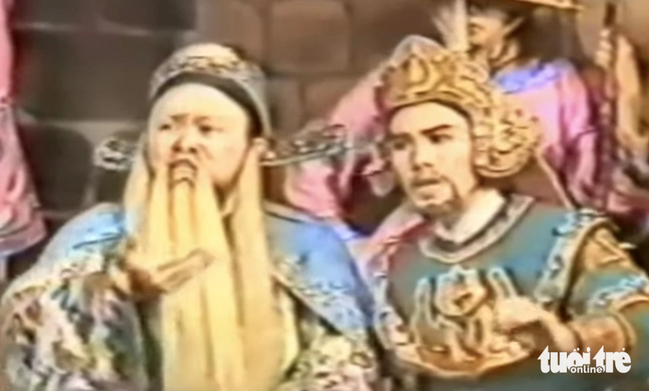 Den bortgångne folkkonstnären Thanh Tong (vänster omslag, roll som Ly Dao Thanh) och den bortgångne konstnären Huu Canh (roll som Ly Thuong Kiet) i inspelningen av pjäsen  Cố NSND Thanh Tòng (trái, vai Lý Đạo Thành) và cố nghệ sĩ Hữu Cảnh (vai Lý Thường Kiệt) trong bản thâu hình vở Câu thơ yên ngựa của Đài truyền hình TP.HCM - Ảnh chụp màn hình: LINH ĐOAN