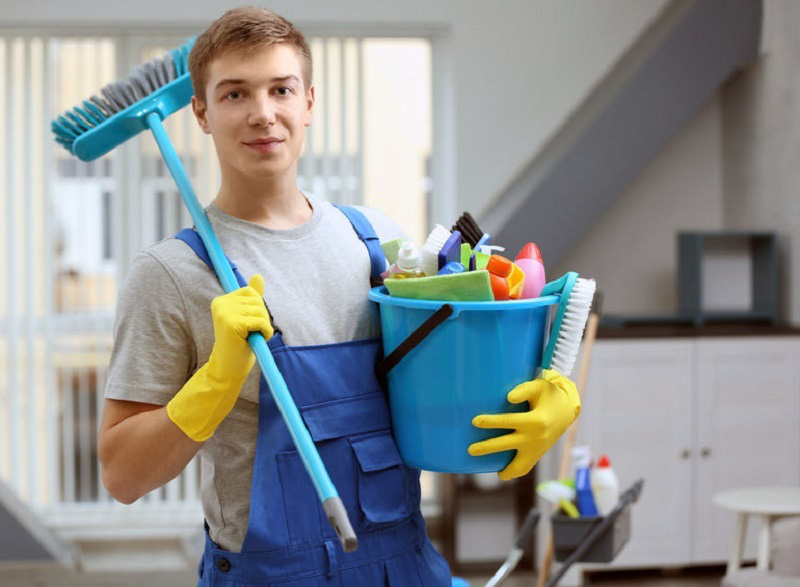 Các hóa chất được tìm thấy trong nhiều loại vật dụng, từ đồ nội thất đến sản phẩm làm tóc - Ảnh: Insinc Products
