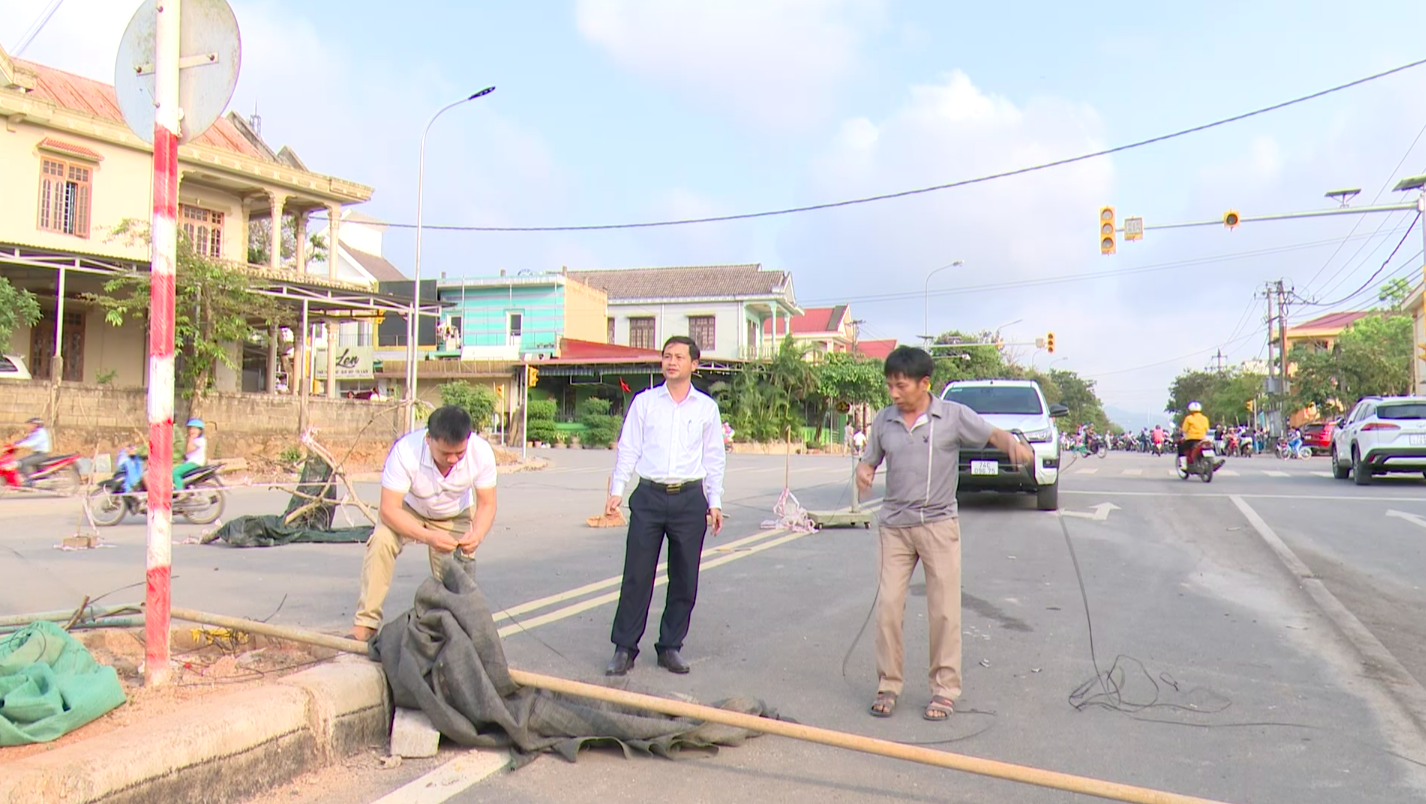 Thất vọng vì huyện lại thất hứa, dân lại rào đường 70 tỉ- Ảnh 3. Người dân dỡ rào chắn đường 70 tỉ đồng