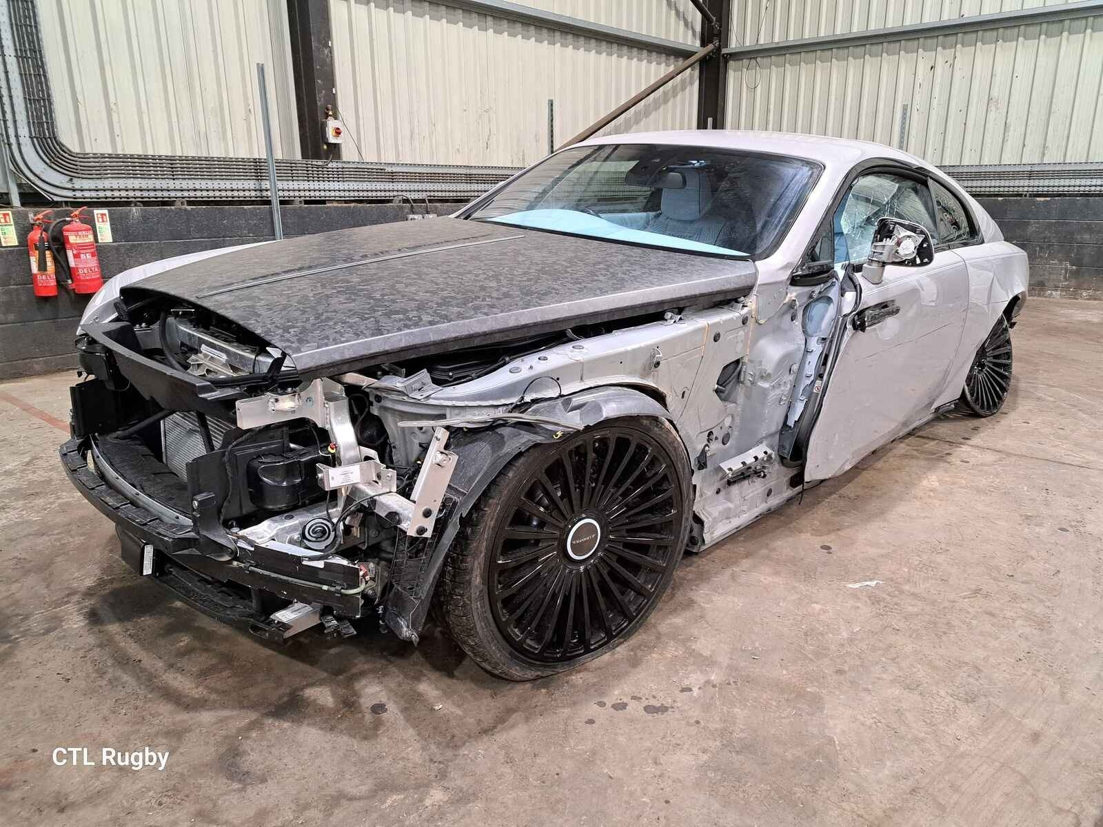 Bỏ gần 6 tỉ mua xe Rolls-Royce cũ và nhận về 'mớ rác' của sao MU- Ảnh 3.