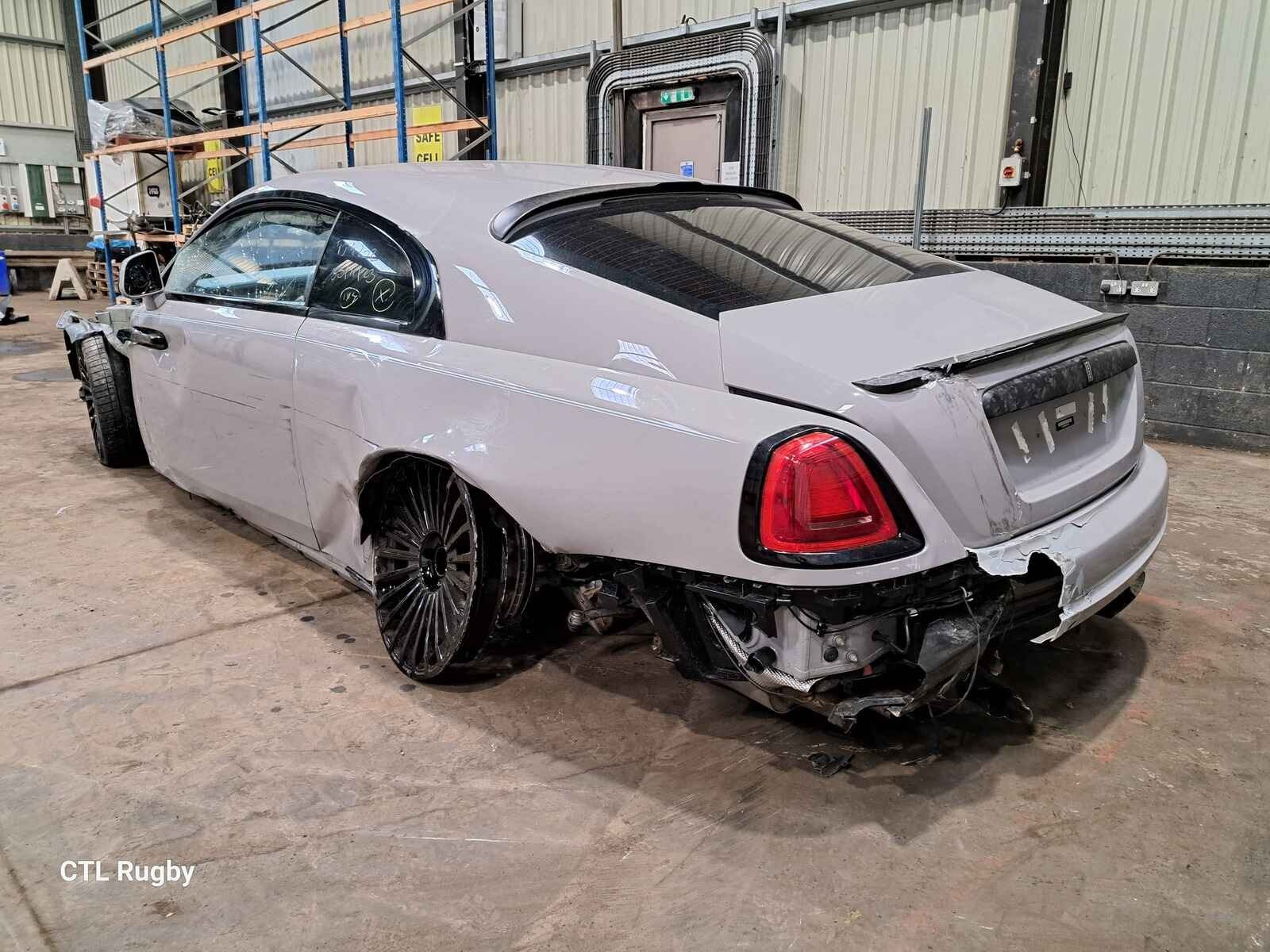 Bỏ gần 6 tỉ mua xe Rolls-Royce cũ và nhận về 'mớ rác' của sao MU- Ảnh 4.