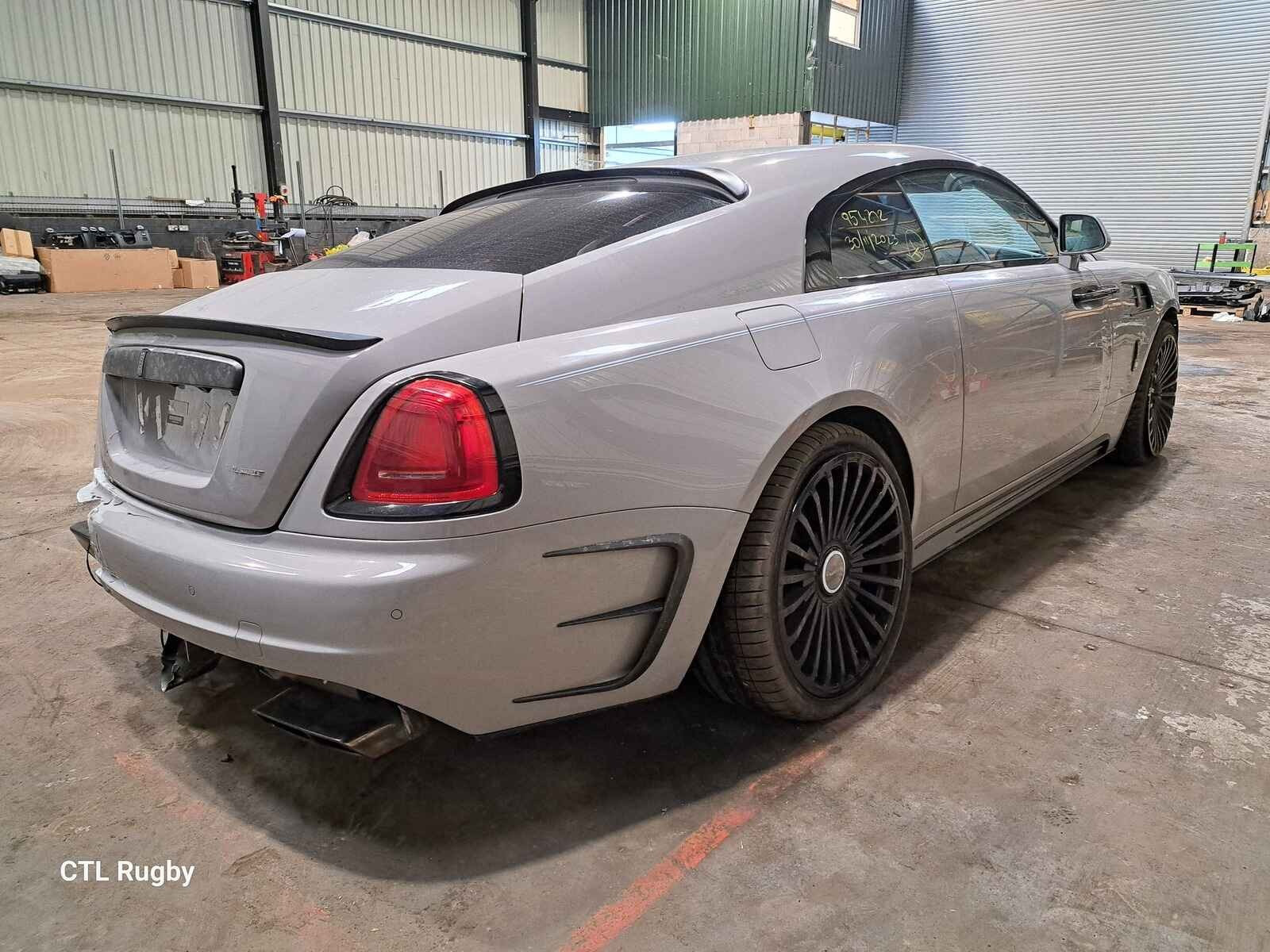 Bỏ gần 6 tỉ mua xe Rolls-Royce cũ và nhận về 'mớ rác' của sao MU- Ảnh 5.