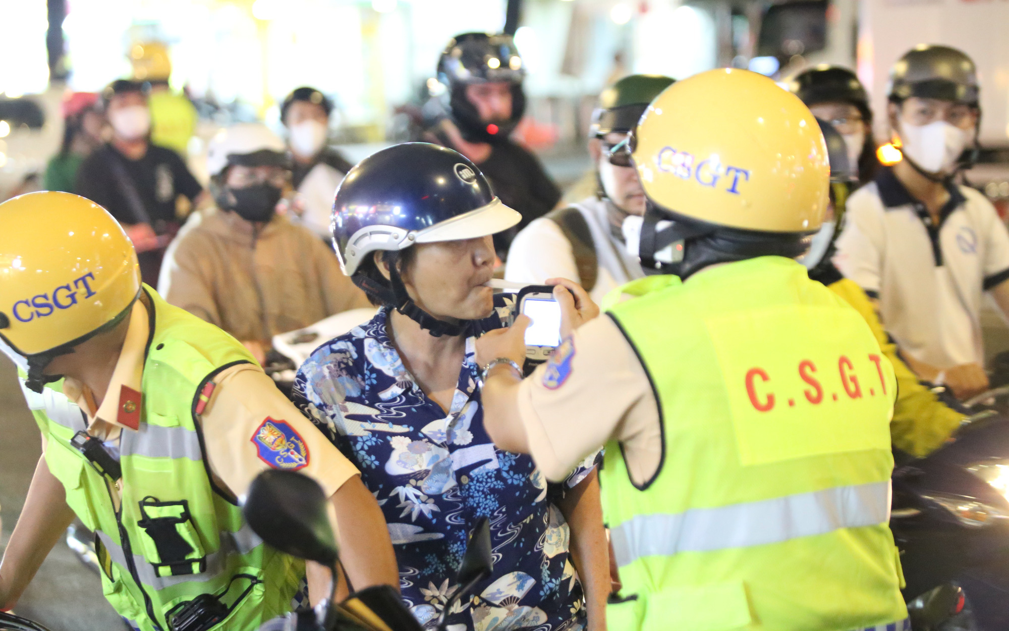 Đại biểu Quốc hội: Uống rượu bia say mà dắt xe có bị CSGT xử phạt không?- Ảnh 4. Đại biểu Quốc hội tranh luận sôi nổi về nồng độ cồn