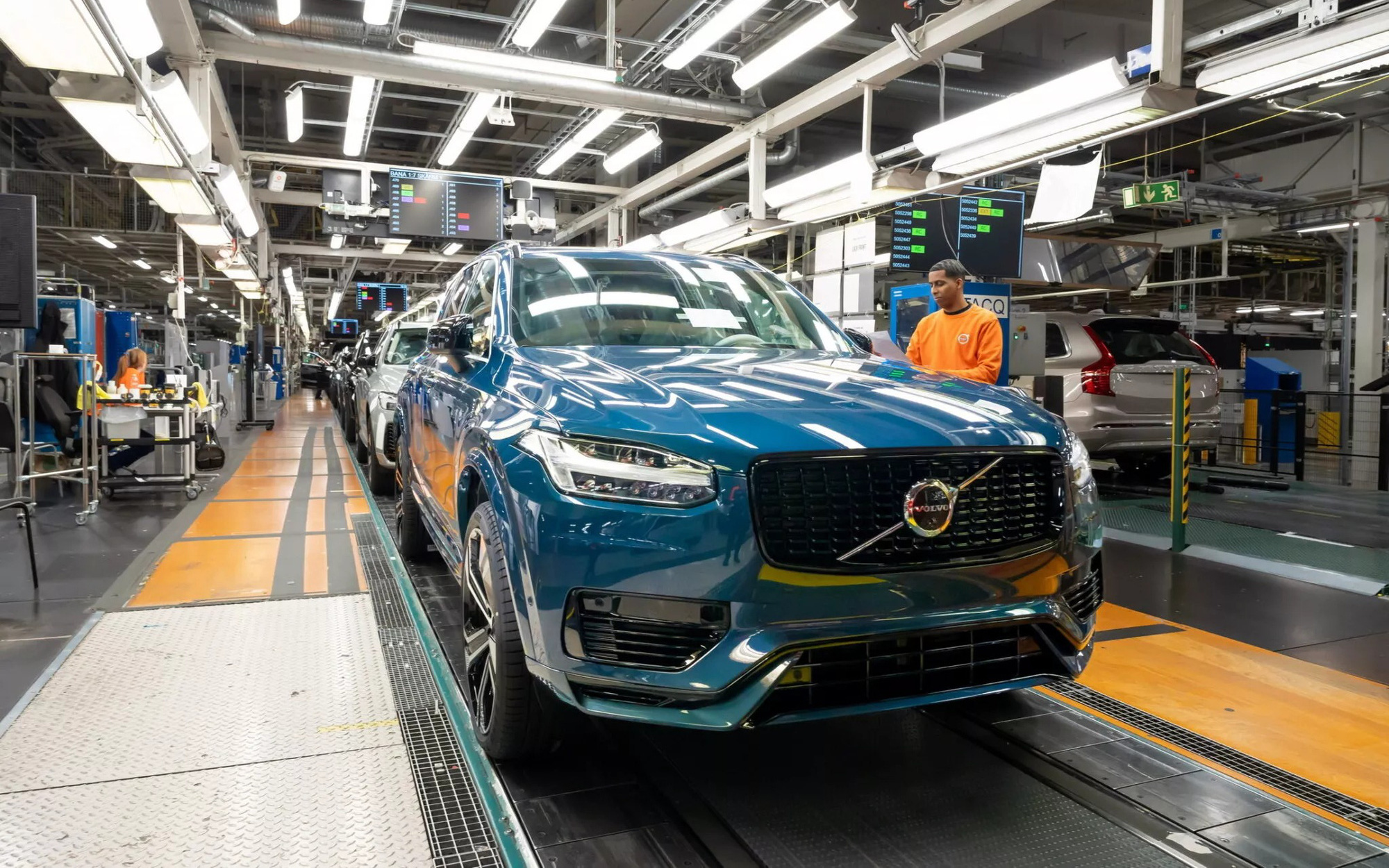 AI tự lái xe điện đỉnh cao: Drift không người lái ngay cả trên băng tuyết- Ảnh 3. Volvo chính thức dừng sản xuất xe diesel, chỉ làm xe điện từ 2040