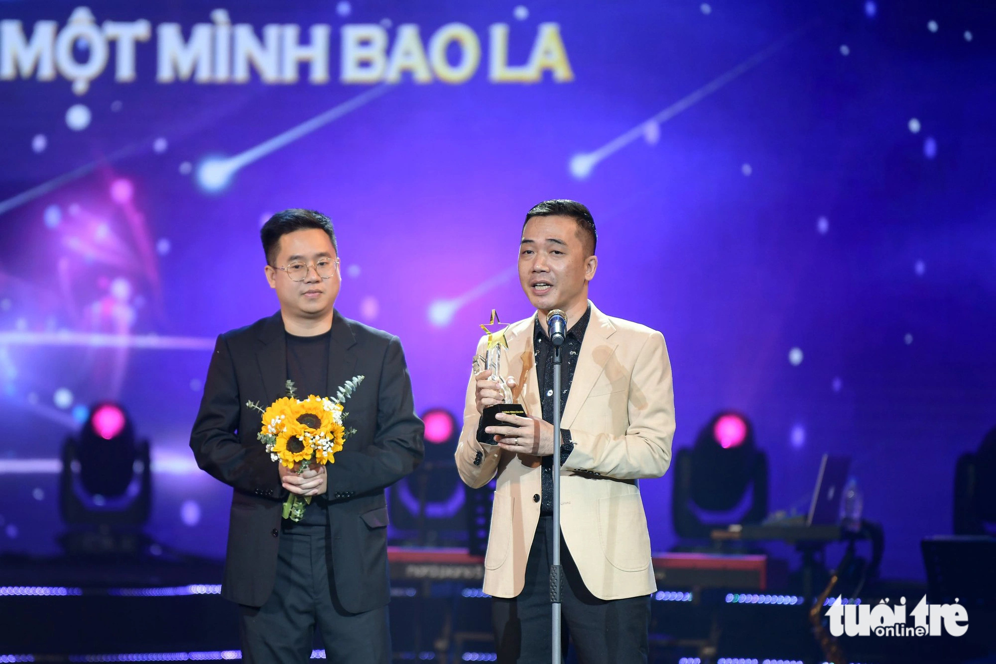 Müzisyen Do Bao (sağ kapak), Cong Hien 2024'te ismi geçen en yaşlı sanatçı oldu - Fotoğraf: NAM TRAN Nhạc sĩ Đỗ Bảo (phải) là nghệ sĩ lớn tuổi nhất được xướng tên tại Cống hiến 2024 - Ảnh: NAM TRẦN