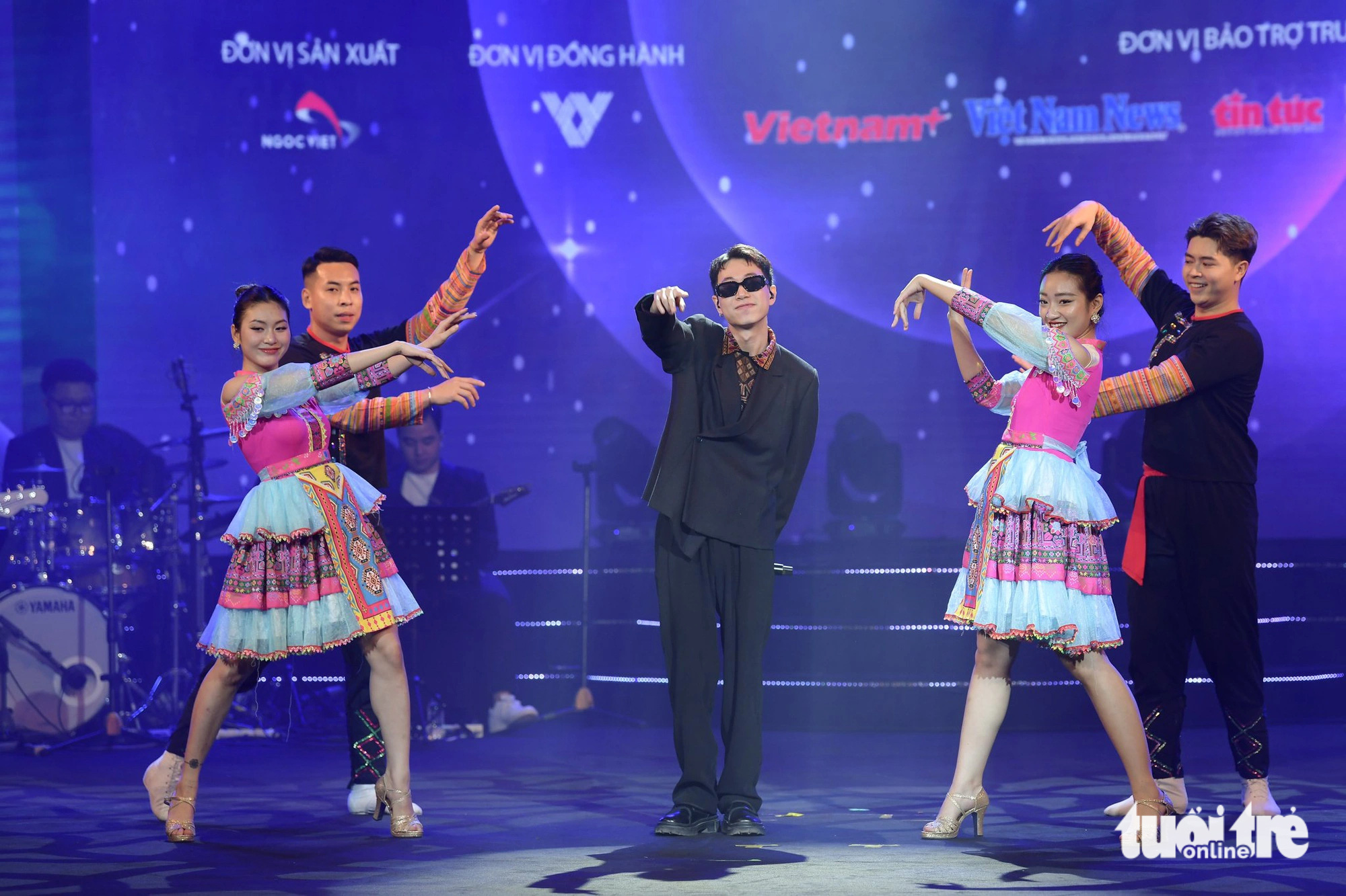 İkili  Double2T lên trình bày À lôi và nhận cú đúp Nghệ sĩ mới của năm và Bài hát của năm - Ảnh: NAM TRẦN