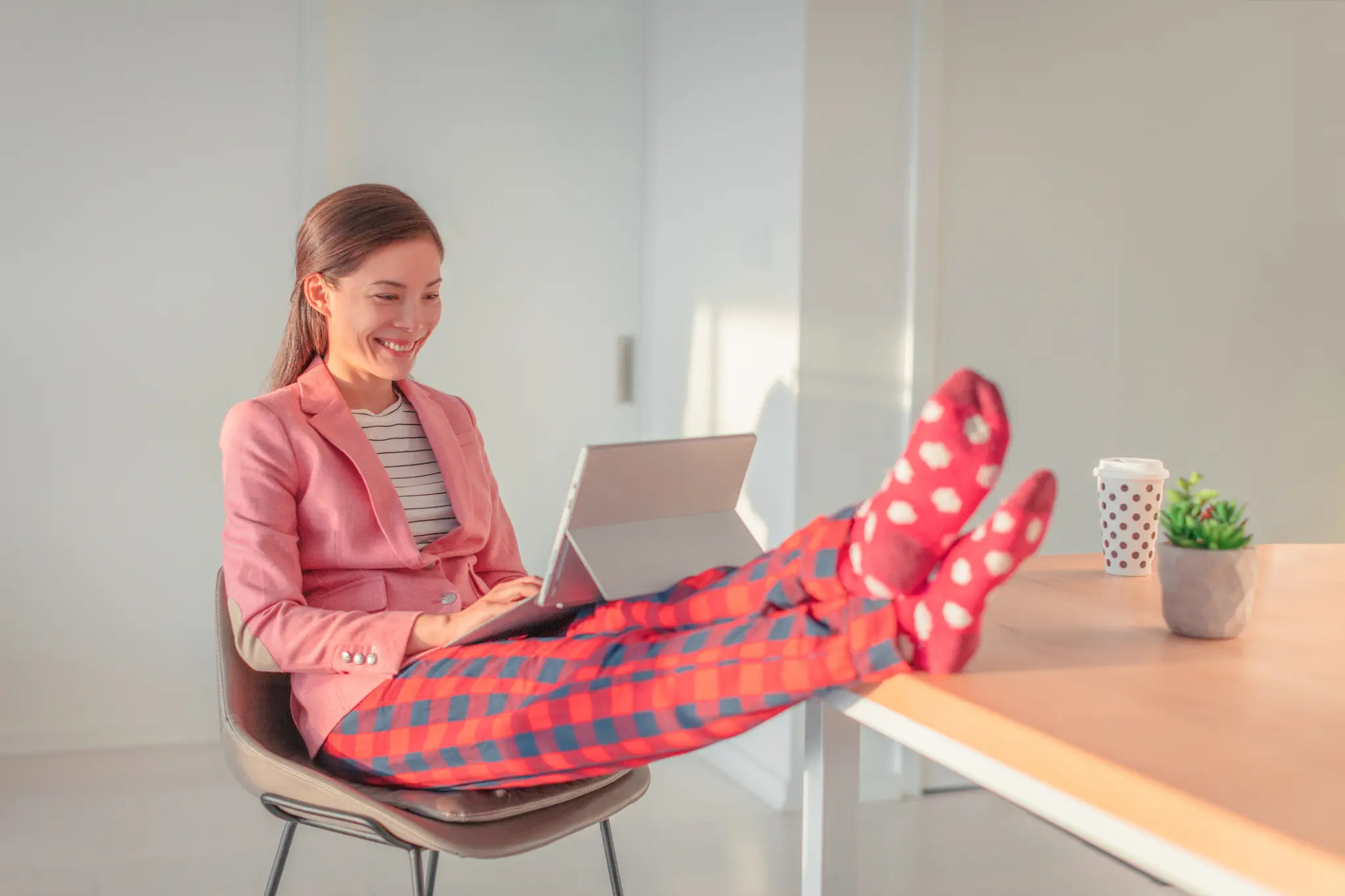 Gen Z ứng xử tốt nơi công sở phải chỉn chu cả cách ăn mặc, thái độ với đồng nghiệp- Ảnh 2. Gen Z Trung Quốc chuộng mặc đồ ngủ thoải mái đến công sở