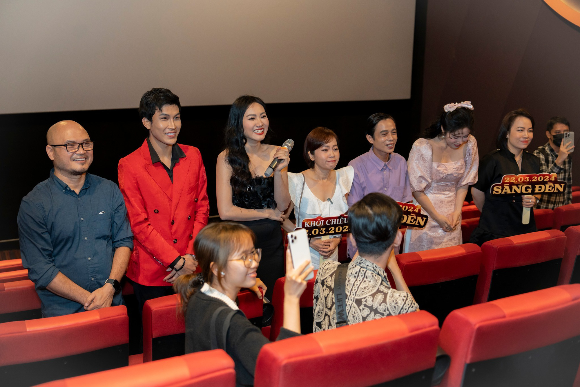 De cast van de film Bright Lights ging naar het theater om het  Đoàn diễn viên phim Sáng đèn đi giao lưu tại rạp cùng “khán giả ân nhân” - Ảnh: ĐPCC