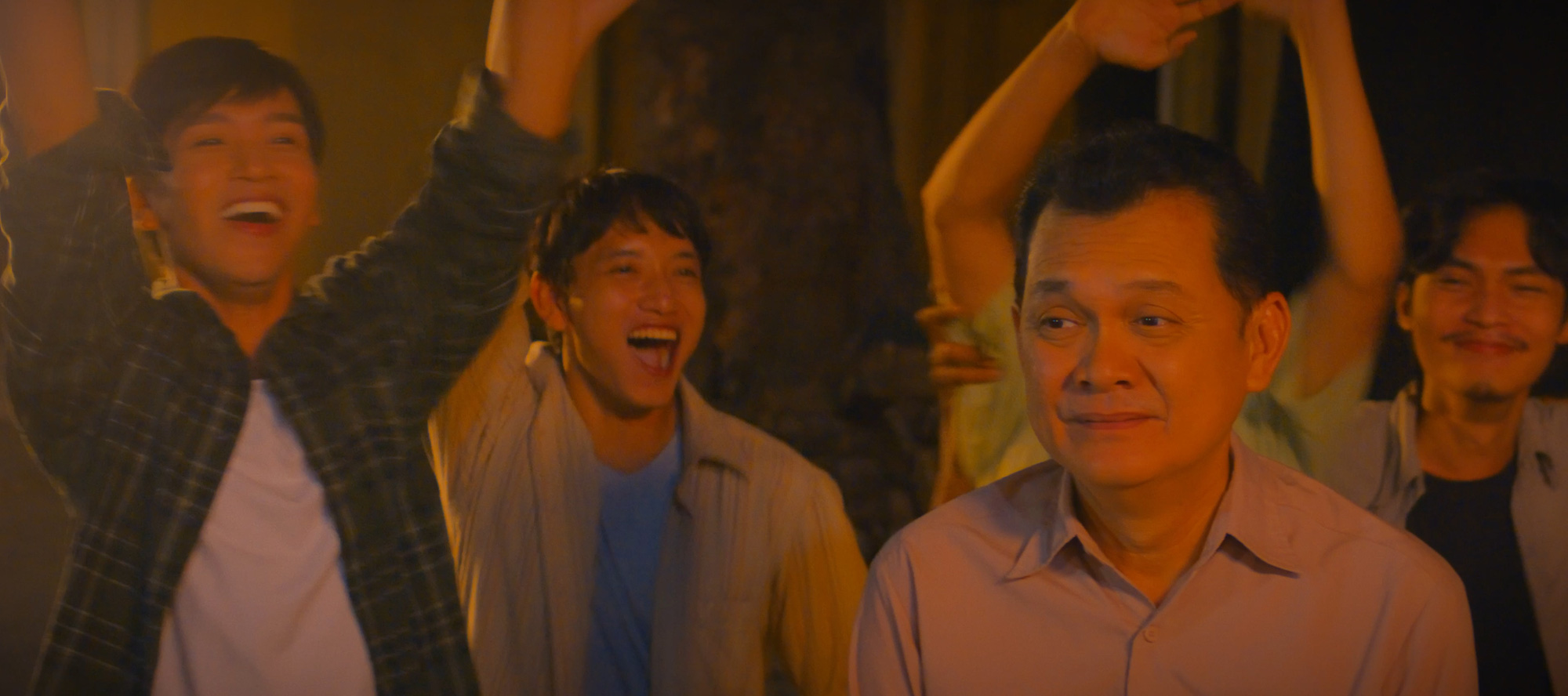 De producer (gespeeld door artiest Huu Chau) wordt door de jonge acteur liefkozend  Ông bầu (nghệ sĩ Hữu Châu đóng) được chàng kép trẻ gọi thân thương là "ba Bầu" - Ảnh: ĐPCC