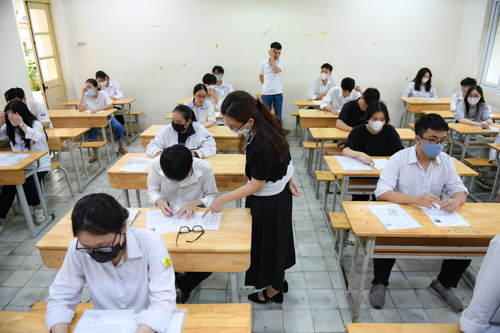 Trùng lịch đợt thi và khảo sát lớp 12 của Hà Nội: Học sinh lo lắng- Ảnh 1. Học sinh Hà Nội trong kỳ thi tốt nghiệp THPT năm 2023 - Ảnh: NAM TRẦN
