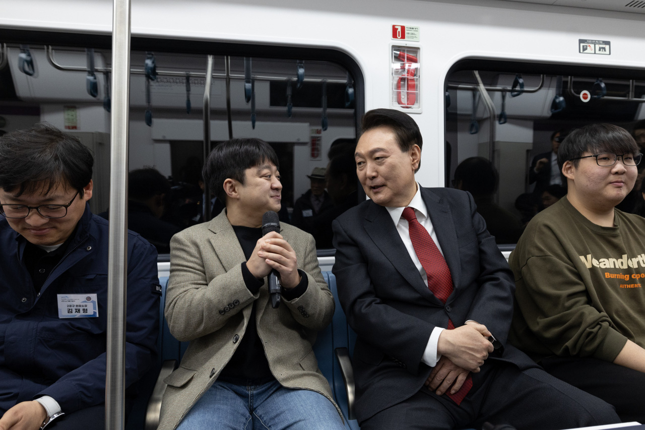 Tổng thống Hàn Quốc Yoon Suk Yeol đi thử tuyến tàu cao tốc mới ngày 29-3 - Ảnh: KOREA HERALD