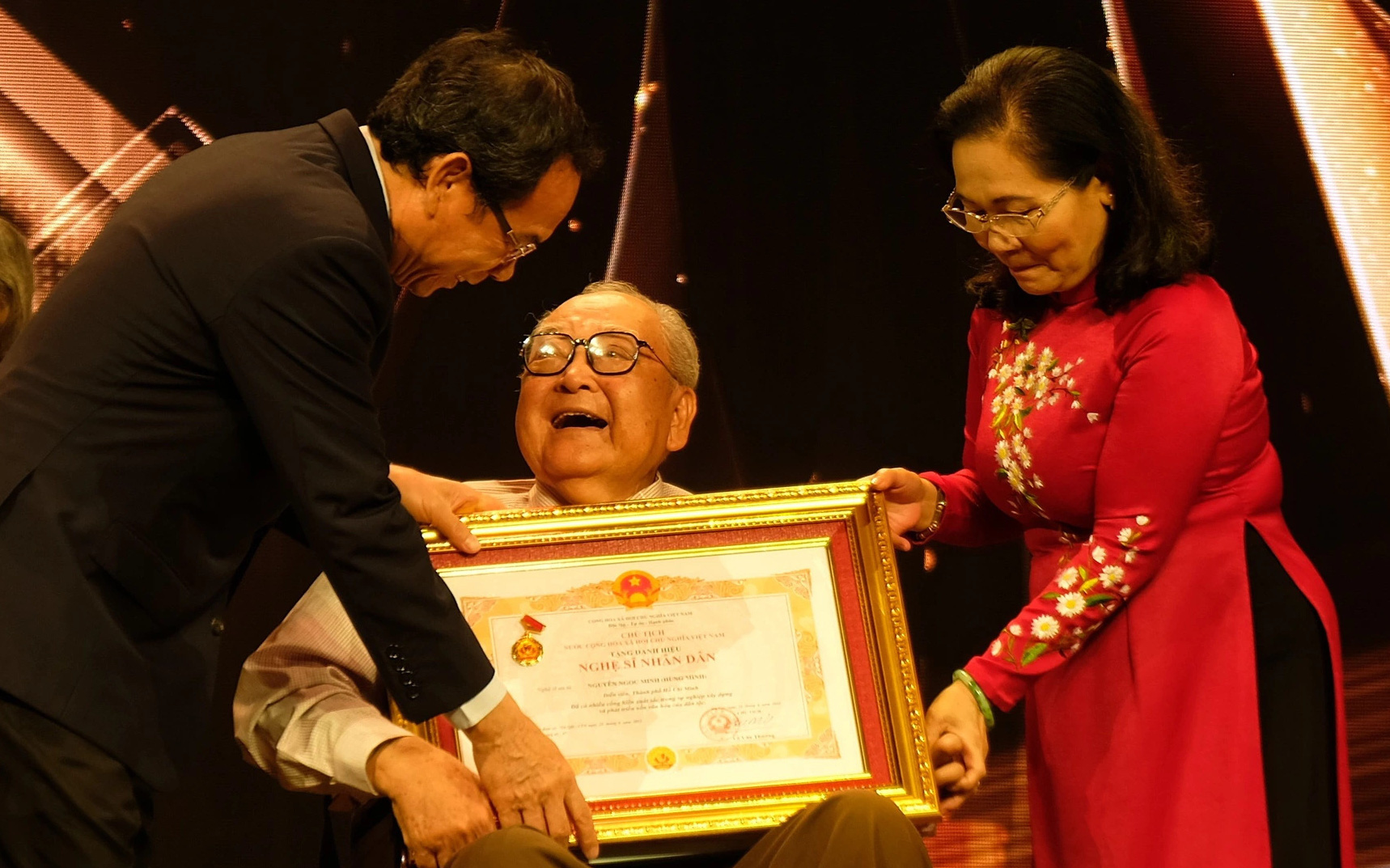 Bí thư Nguyễn Văn Nên: Quyết liệt thực hiện kiểm soát quyền lực, chống tham nhũng- Ảnh 4. Nghệ sĩ Hùng Minh xúc động nhận bằng danh hiệu được trao từ Bí thư Thành ủy TP.HCM Nguyễn Văn Nên