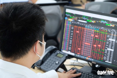 Tin tức sáng 7-4: Khánh Hòa mở cao điểm kiểm tra vệ sinh thực phẩm sau nhiều vụ ngộ độc liên tục- Ảnh 1. Thị trường chứng khoán đã tăng điểm trong ba tháng gần đây - Ảnh: BÔNG MAI