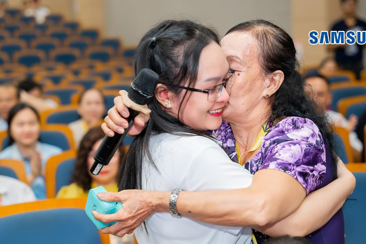 Con gái tặng nhẫn cưới cho ba mẹ sau 42 năm kết hôn
